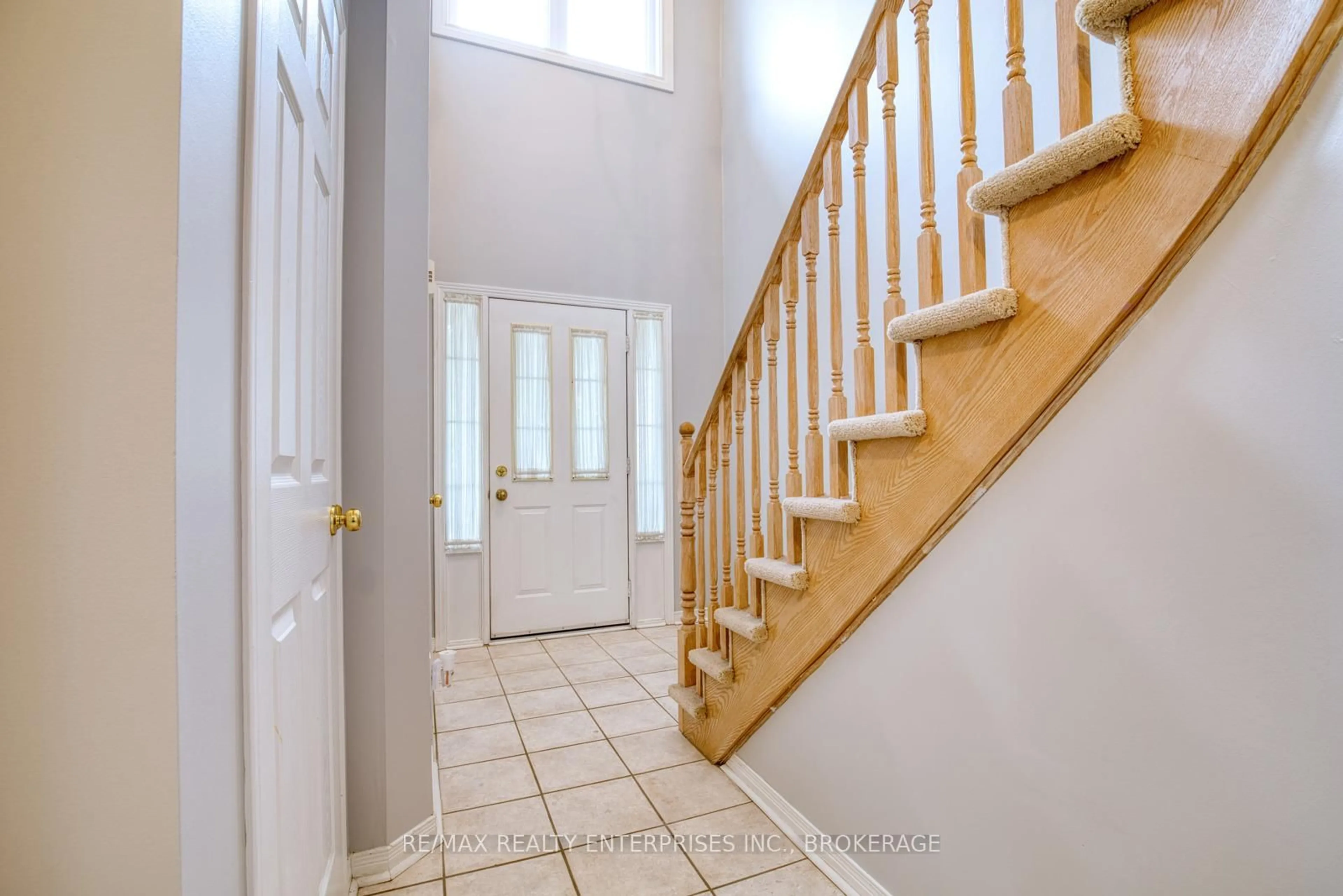Indoor foyer for 800 Paramount Dr #2, Hamilton Ontario L8J 3V8
