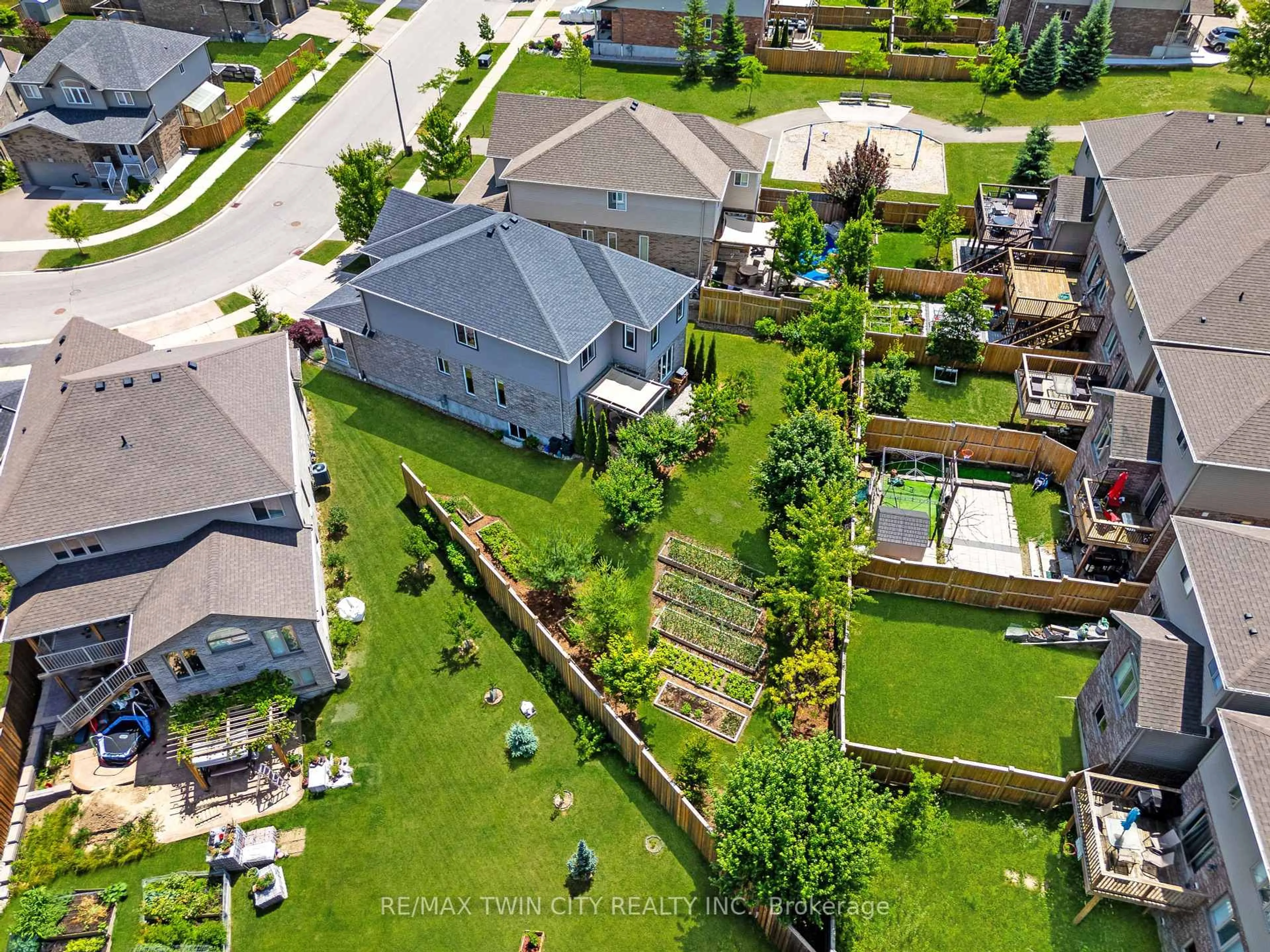 A pic from outside/outdoor area/front of a property/back of a property/a pic from drone, street for 451 Twinleaf St, Waterloo Ontario N2V 0B7