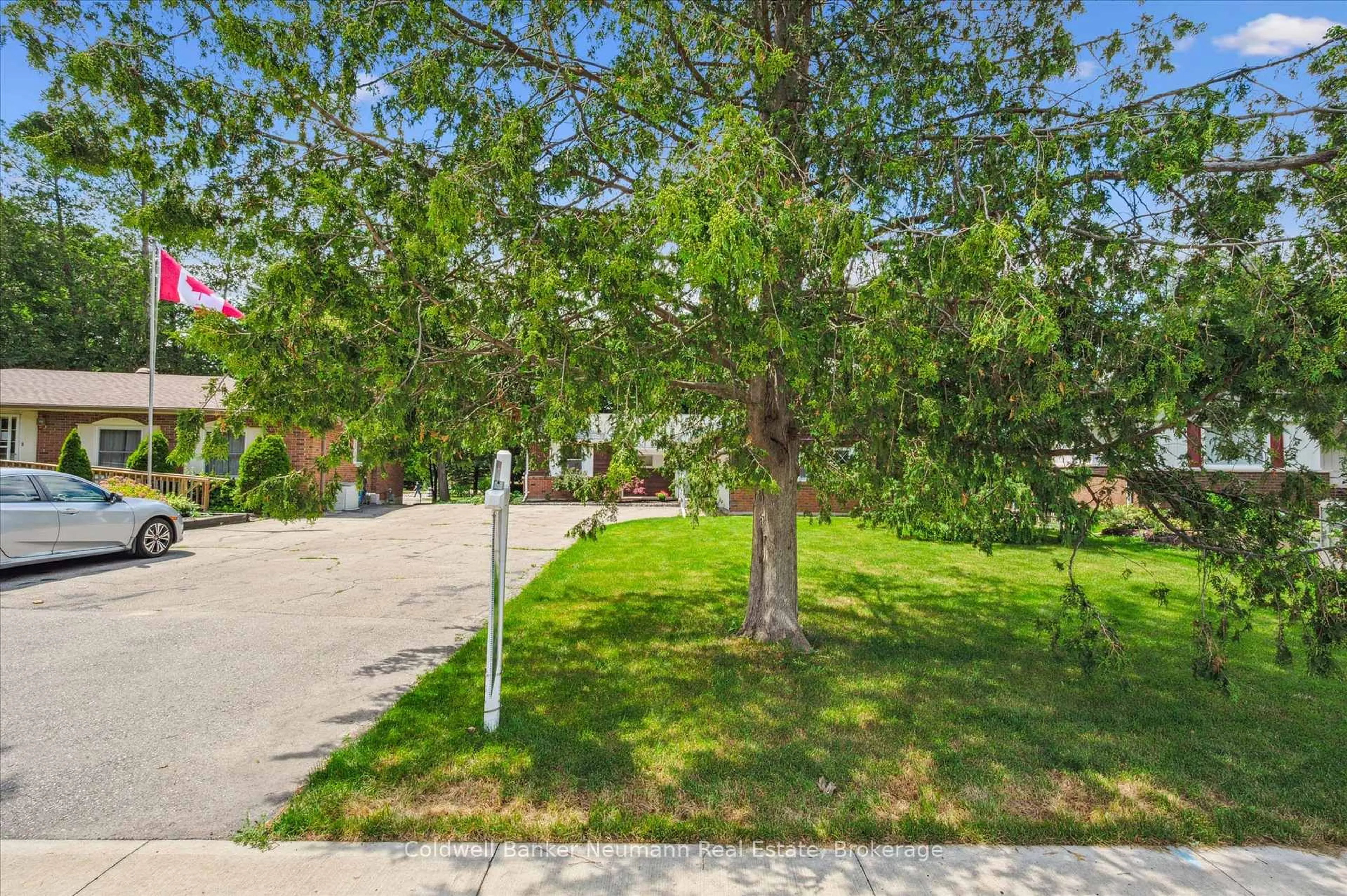 A pic from outside/outdoor area/front of a property/back of a property/a pic from drone, street for 118 Moccasin Dr, Waterloo Ontario N2L 4C3