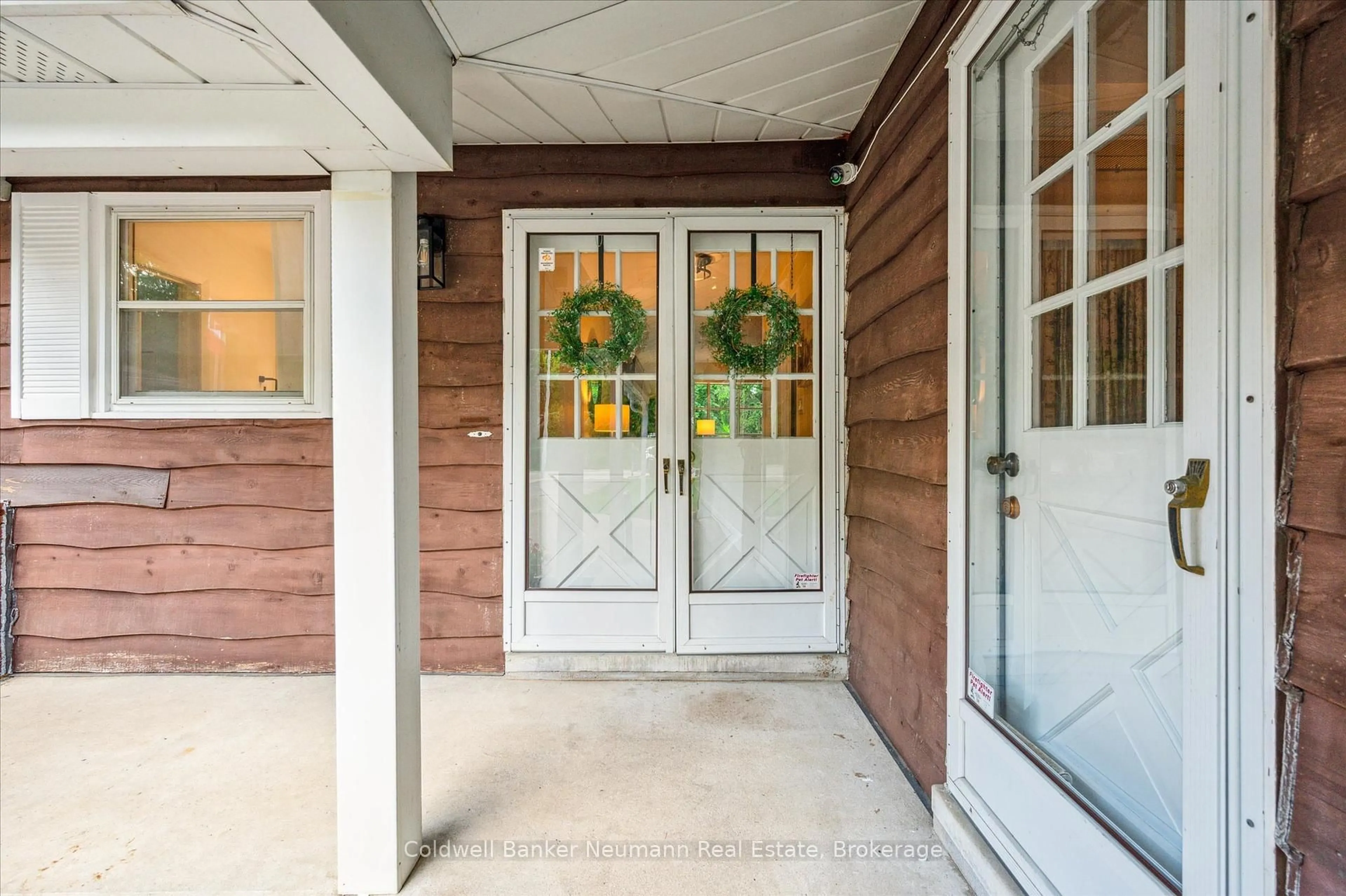 Indoor entryway for 118 Moccasin Dr, Waterloo Ontario N2L 4C3