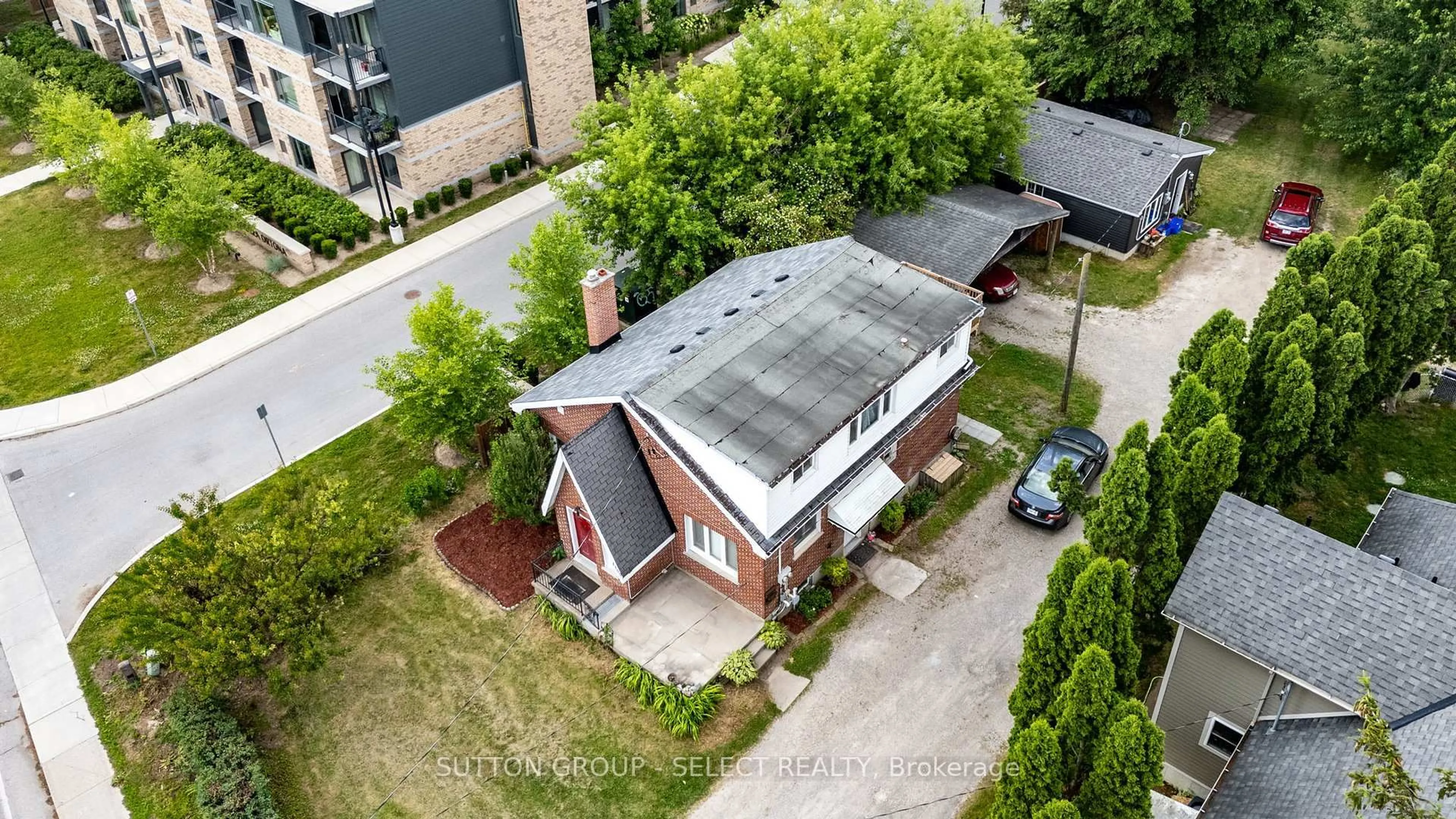 A pic from outside/outdoor area/front of a property/back of a property/a pic from drone, building for 1100 Hamilton Rd, London East Ontario N5W 1A6