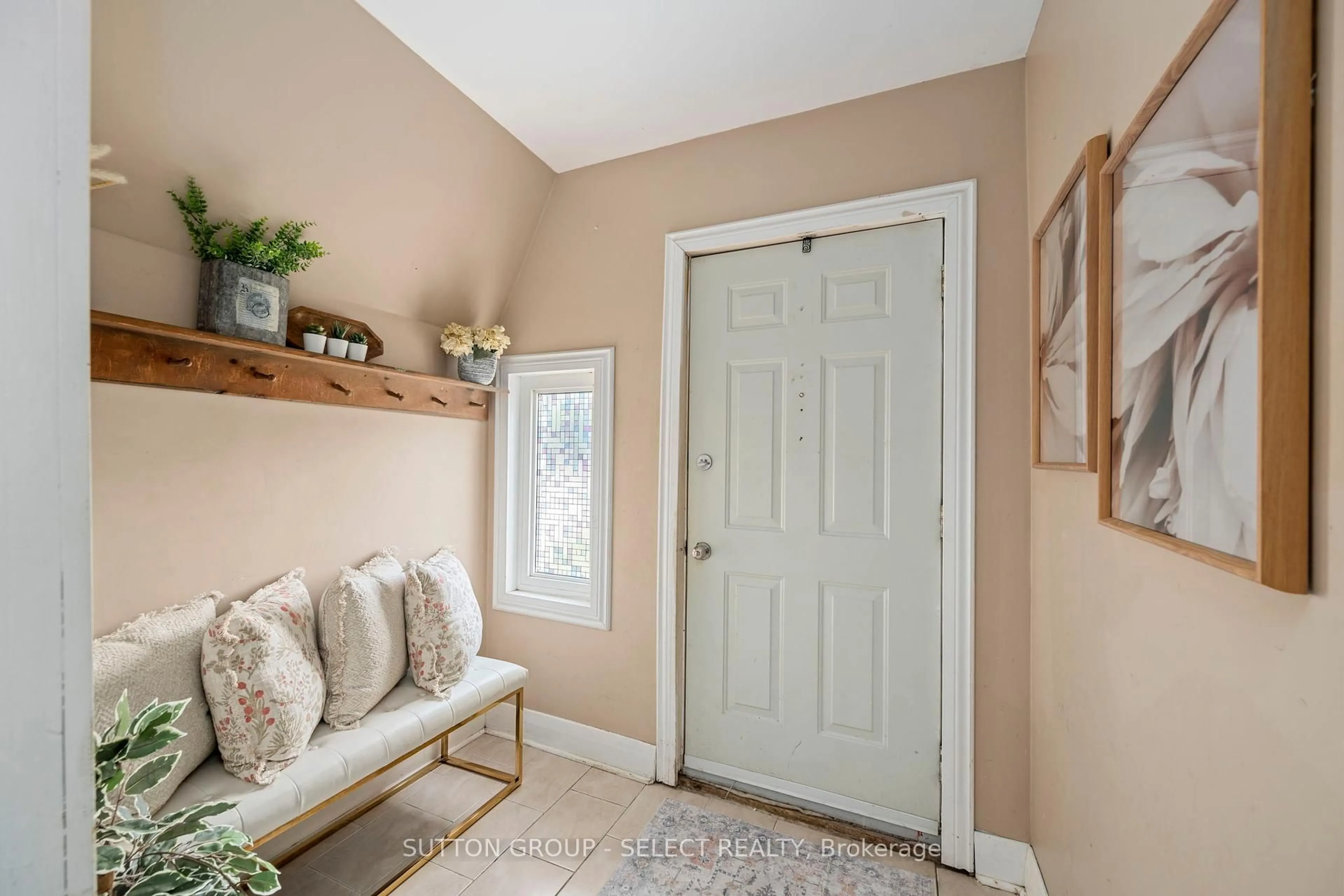 Indoor entryway for 1100 Hamilton Rd, London East Ontario N5W 1A6