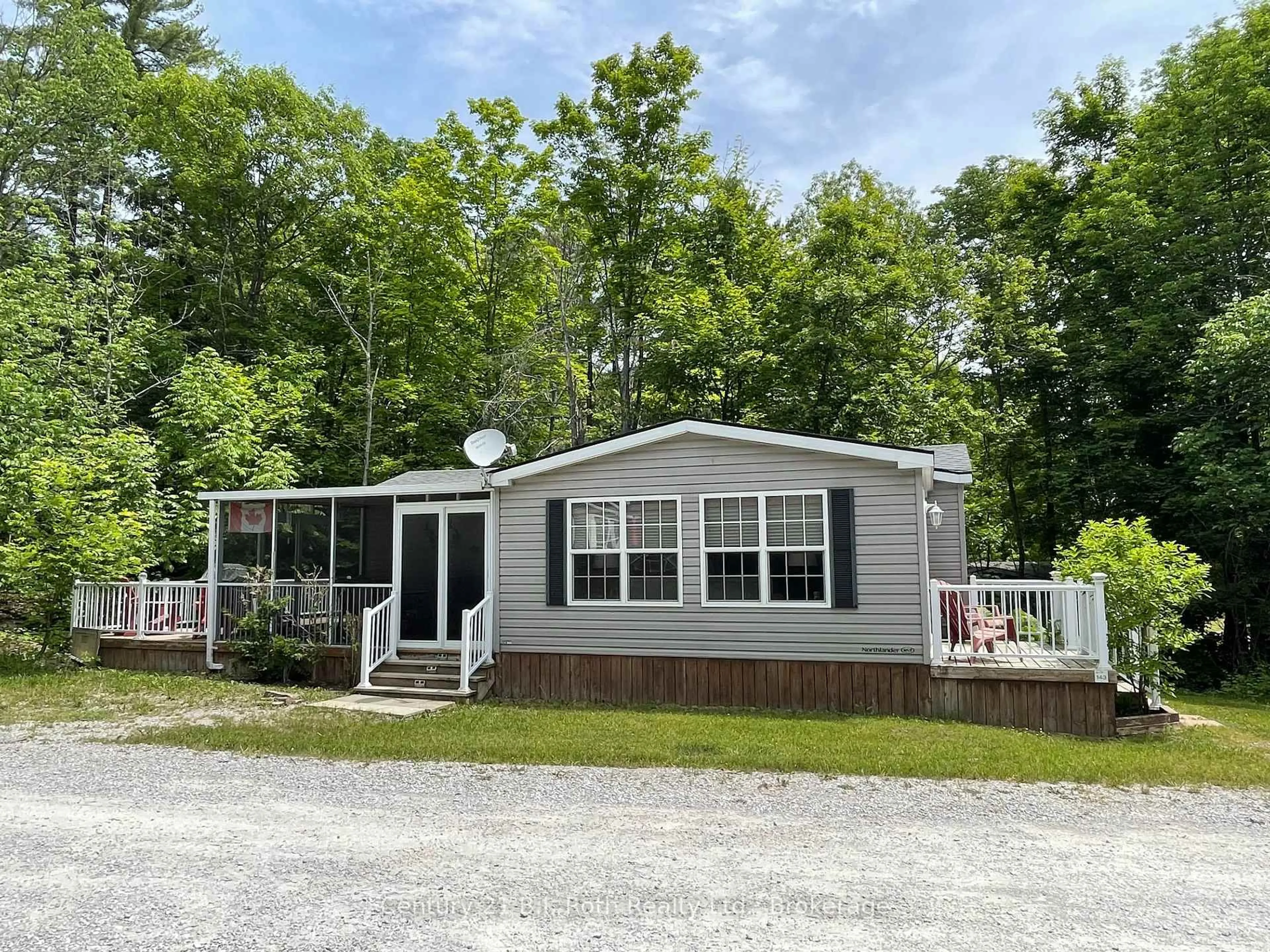 Home with vinyl exterior material, water/lake/river/ocean view for 1082 Shamrock Marina Rd #143, Gravenhurst Ontario P0E 1N0