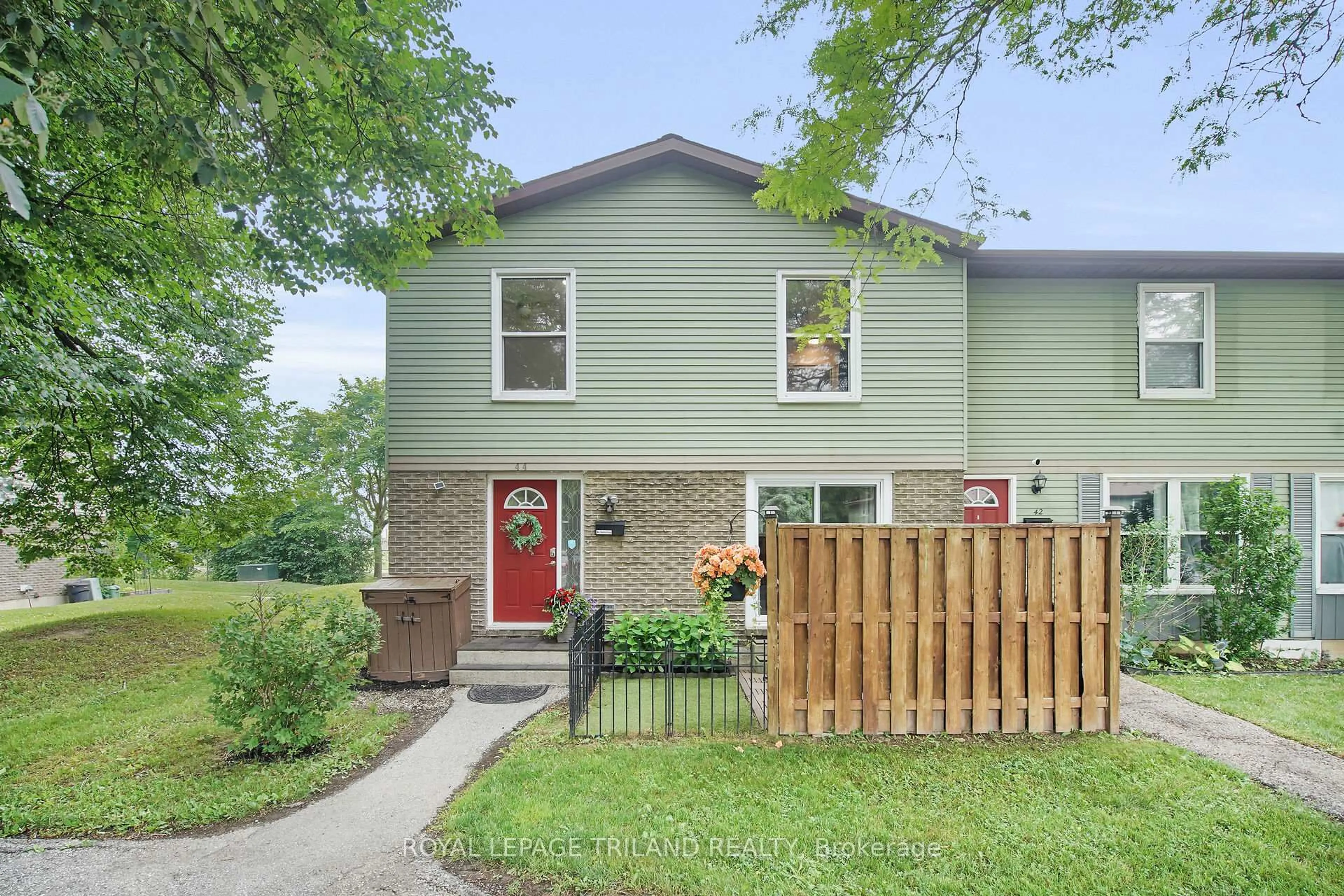Home with vinyl exterior material, street for 70 Fiddlers Green Rd #44, London North Ontario N6H 4R4
