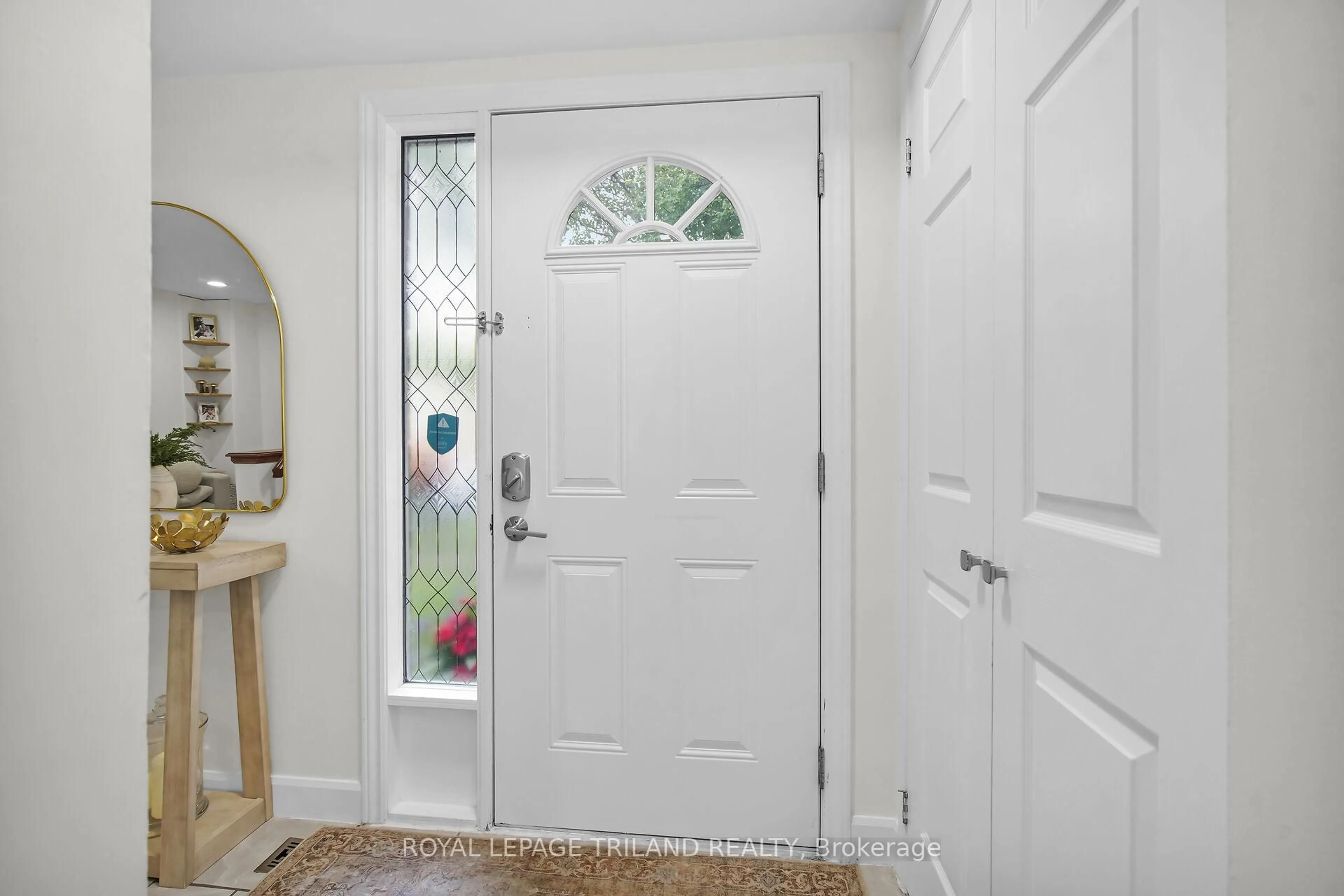 Indoor entryway for 70 Fiddlers Green Rd #44, London North Ontario N6H 4R4