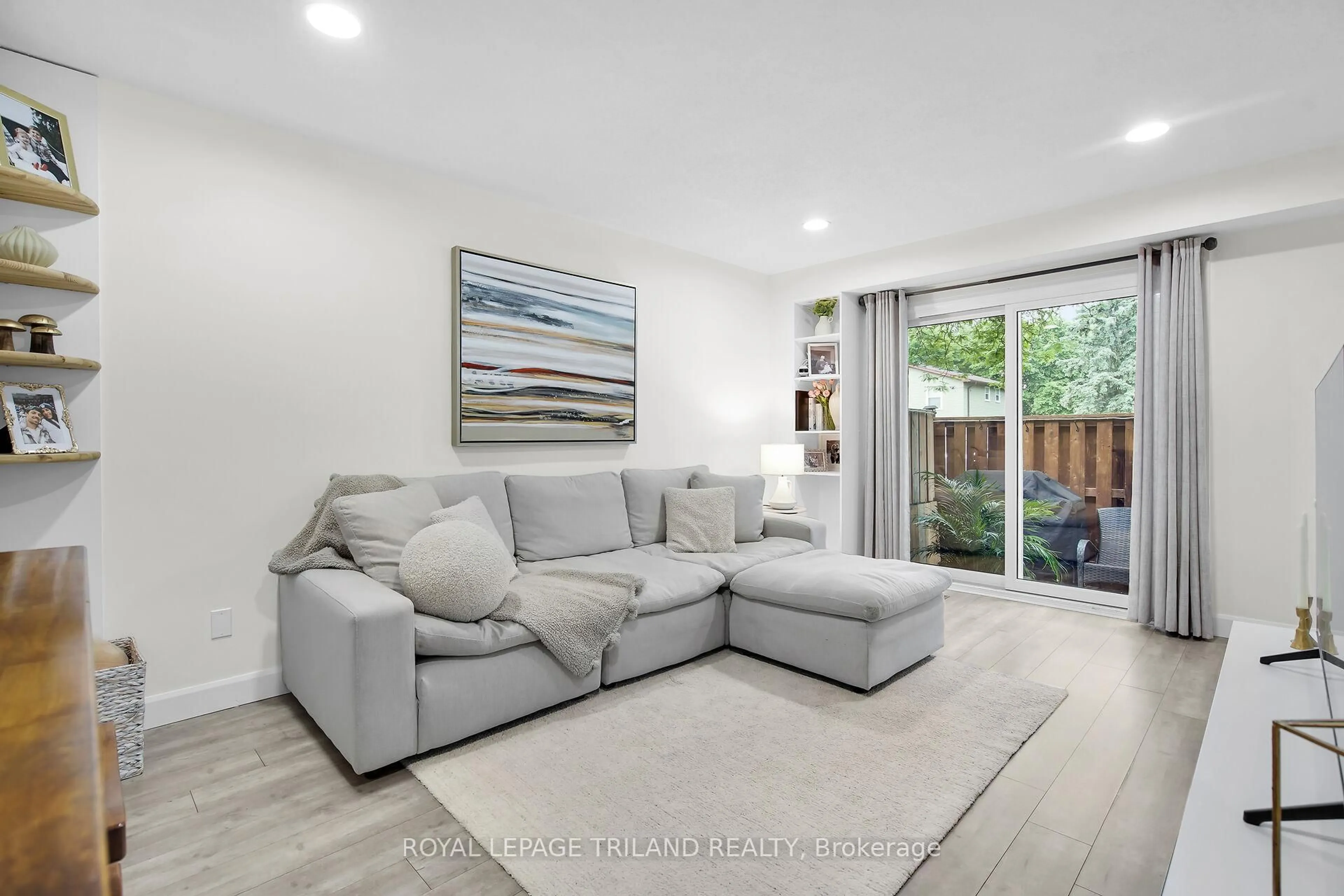 Living room with furniture, wood/laminate floor for 70 Fiddlers Green Rd #44, London North Ontario N6H 4R4