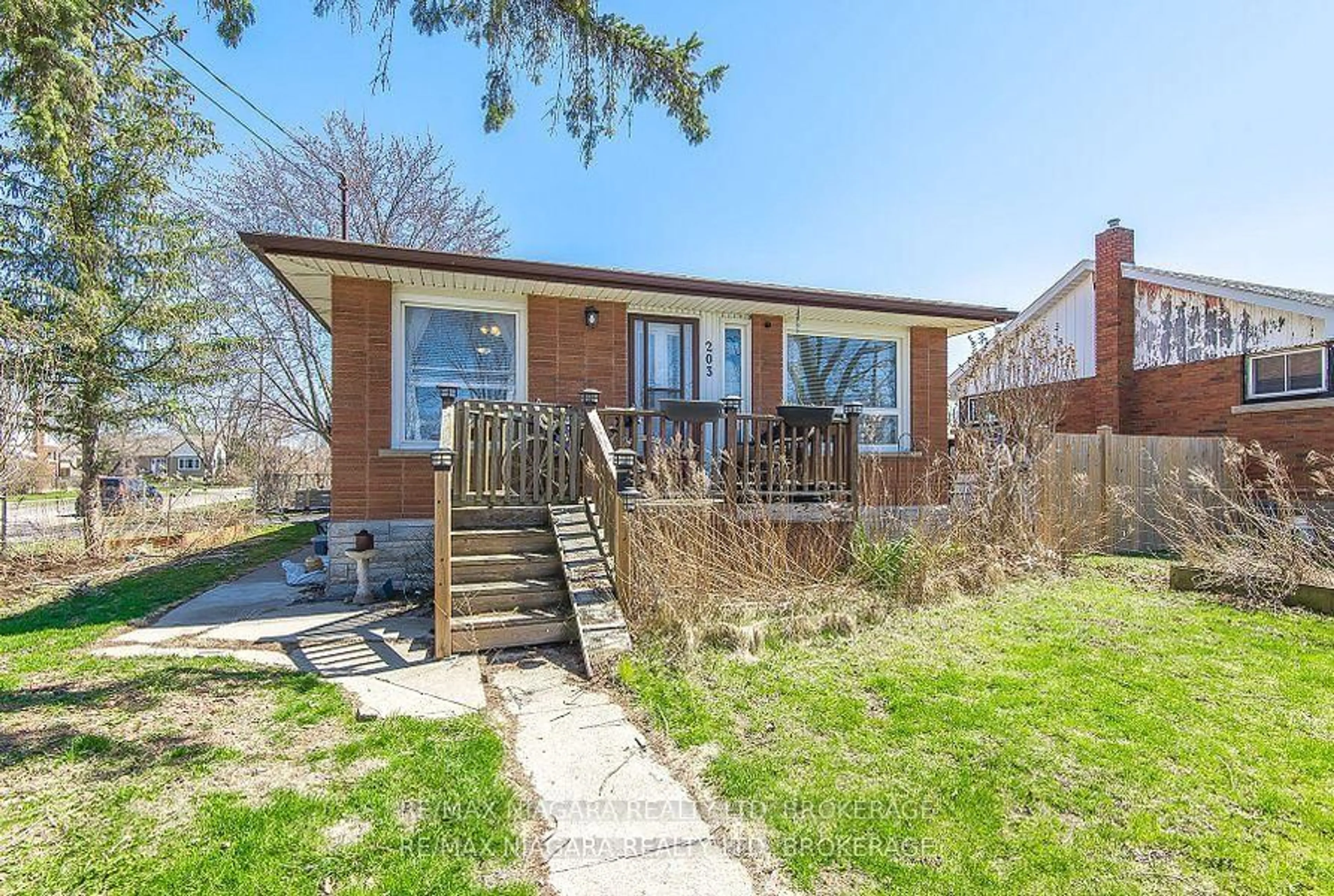Home with brick exterior material, street for 203 Kilgour Ave, Welland Ontario L3C 2R1