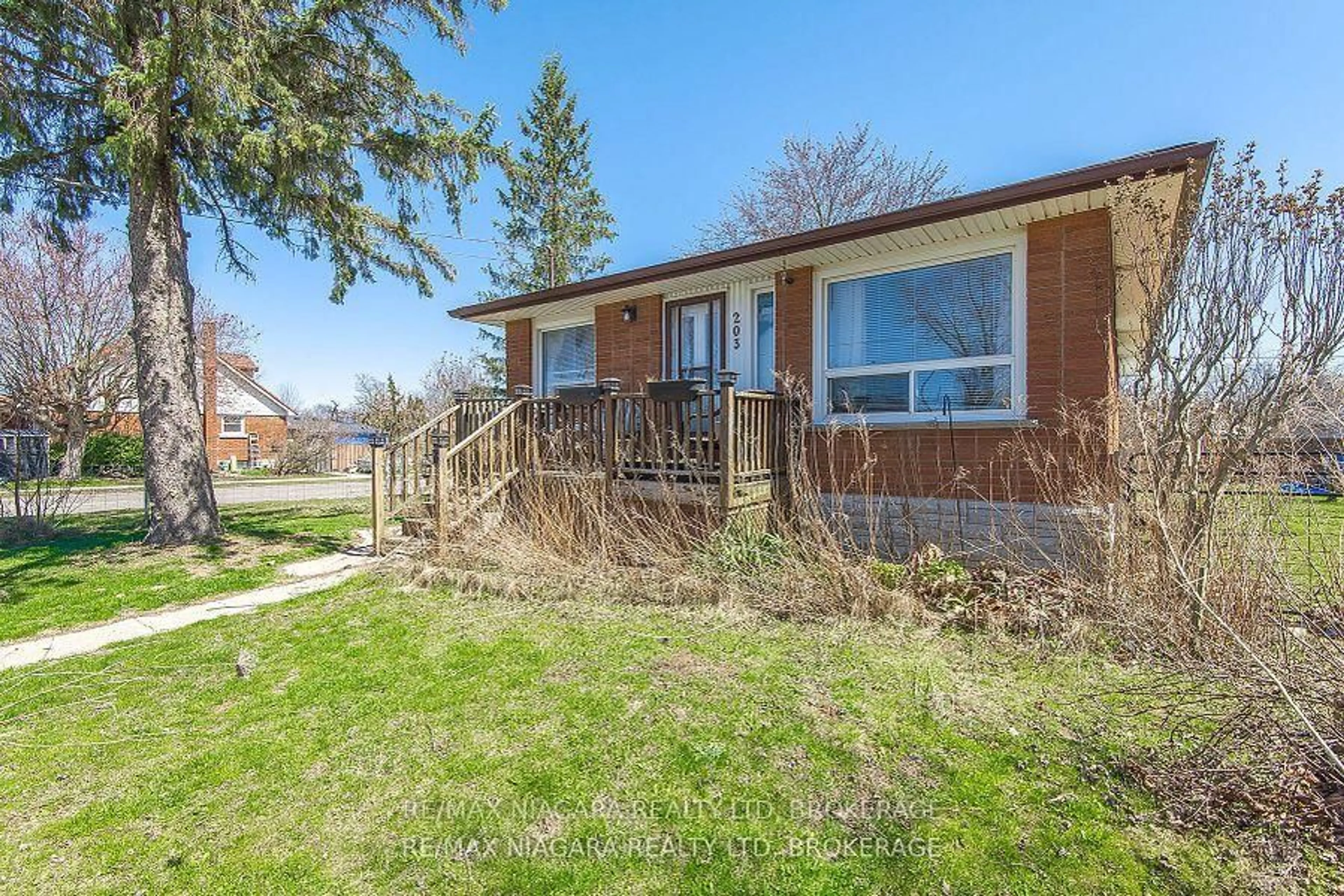 A pic from outside/outdoor area/front of a property/back of a property/a pic from drone, street for 203 Kilgour Ave, Welland Ontario L3C 2R1