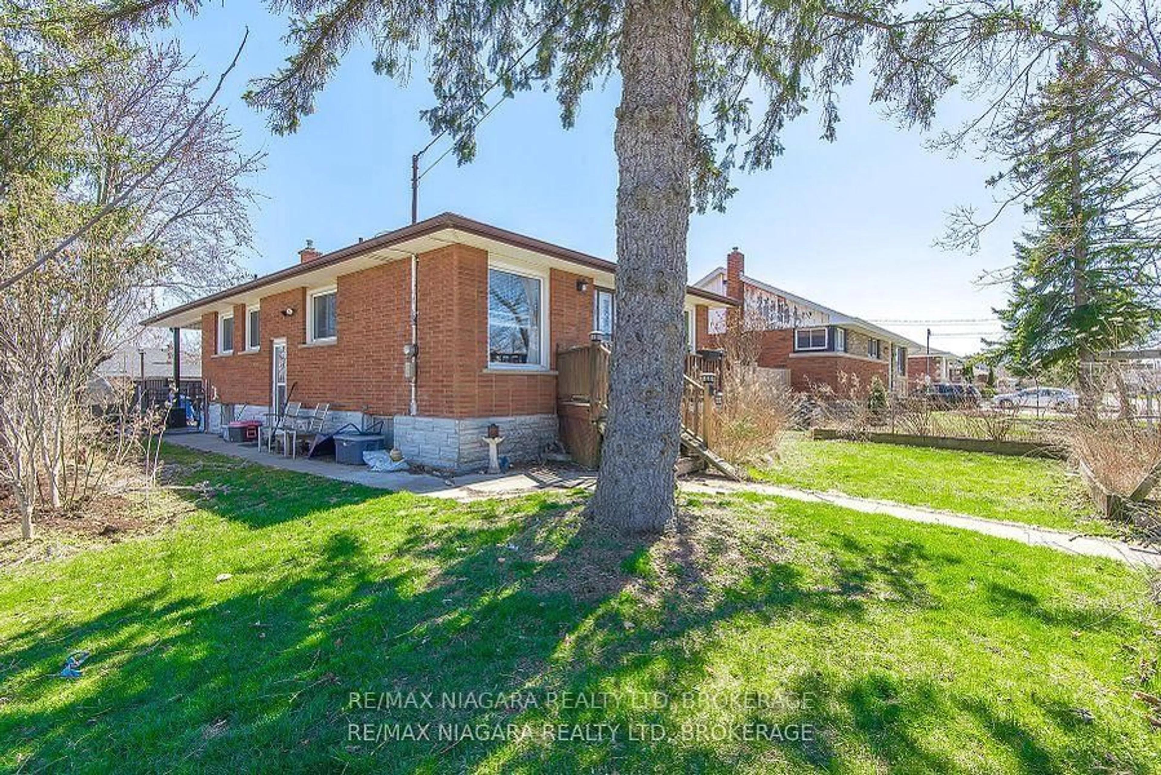 Home with brick exterior material, street for 203 Kilgour Ave, Welland Ontario L3C 2R1