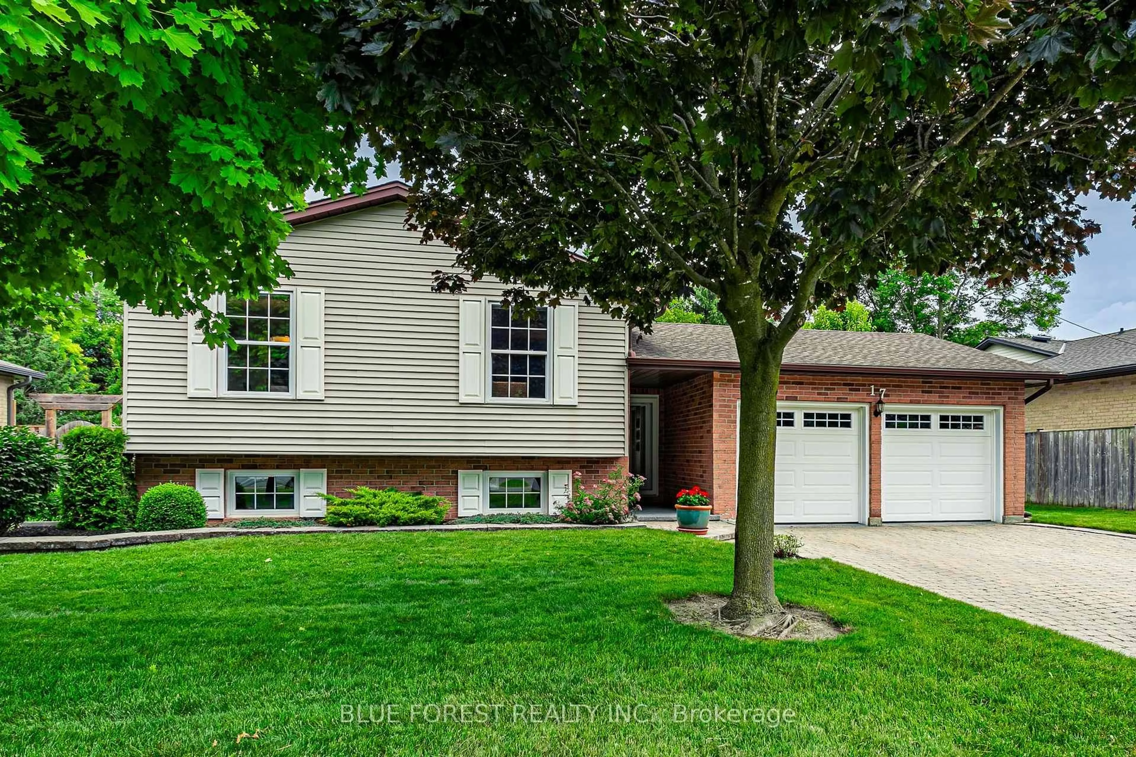 Home with vinyl exterior material, street for 17 CARLETON Crt, Thames Centre Ontario N0L 1G2