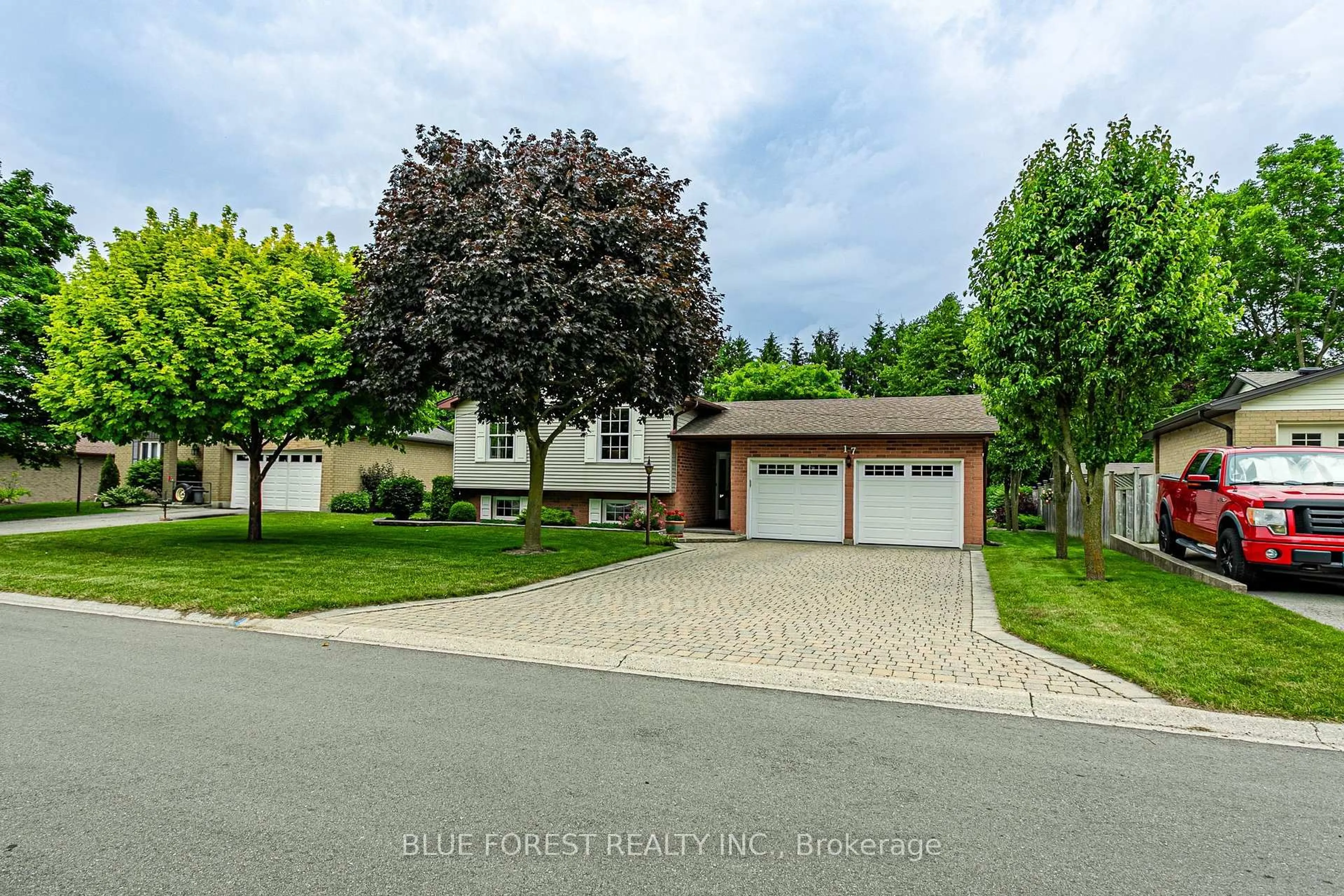 A pic from outside/outdoor area/front of a property/back of a property/a pic from drone, street for 17 CARLETON Crt, Thames Centre Ontario N0L 1G2