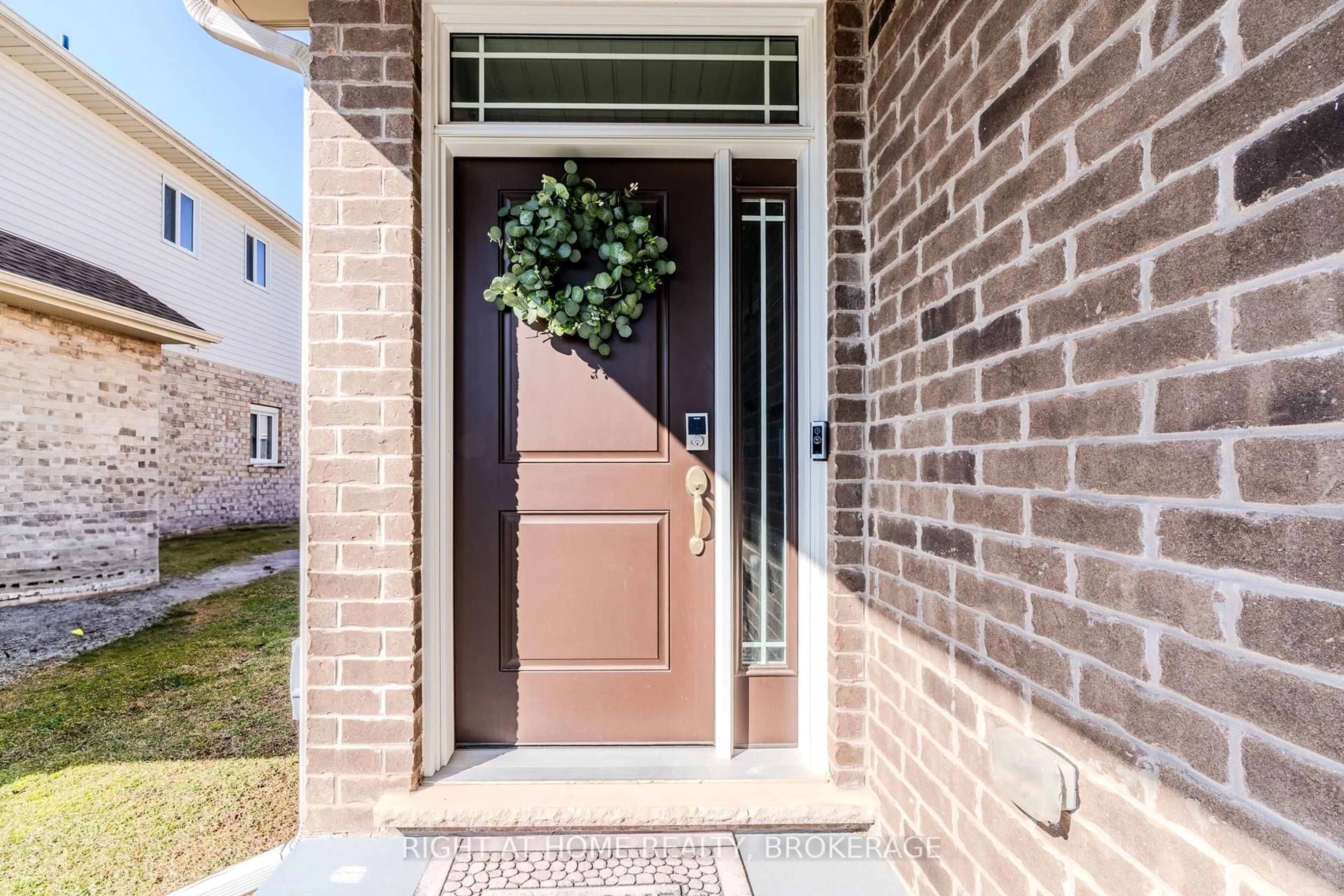 Indoor entryway for 7787 Hanniwell St, Niagara Falls Ontario L2G 0H5