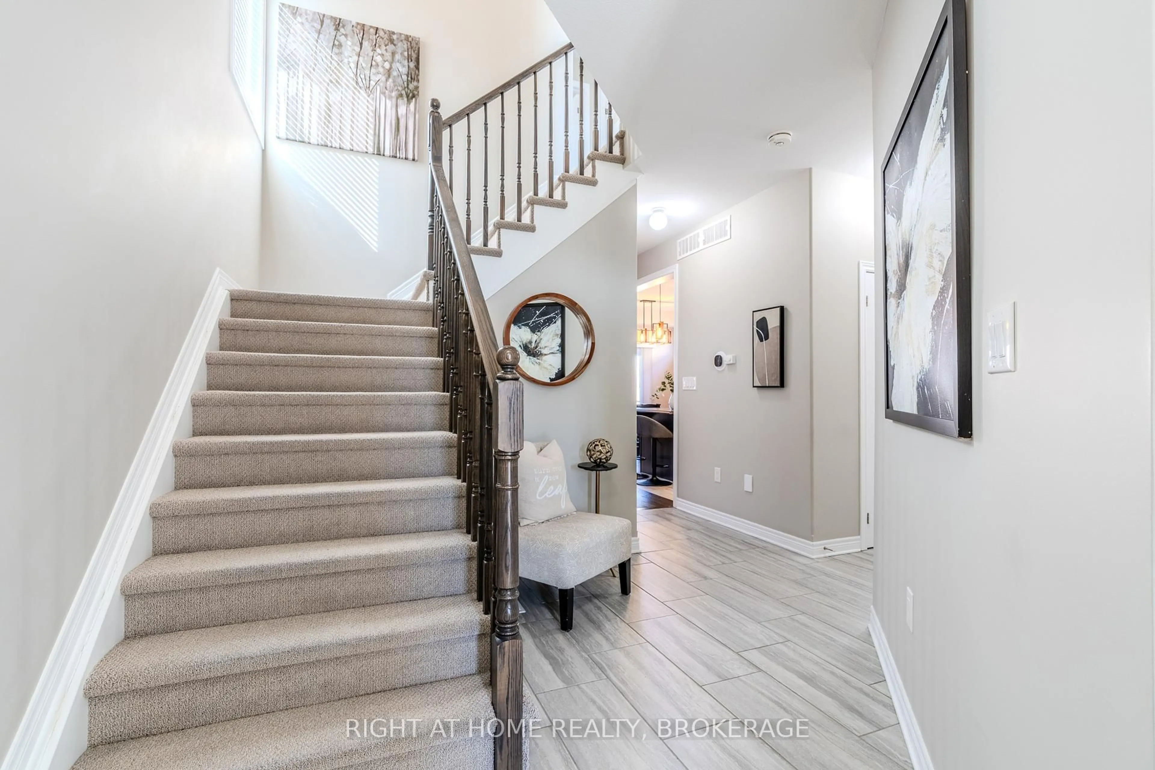 Indoor entryway for 7787 Hanniwell St, Niagara Falls Ontario L2G 0H5