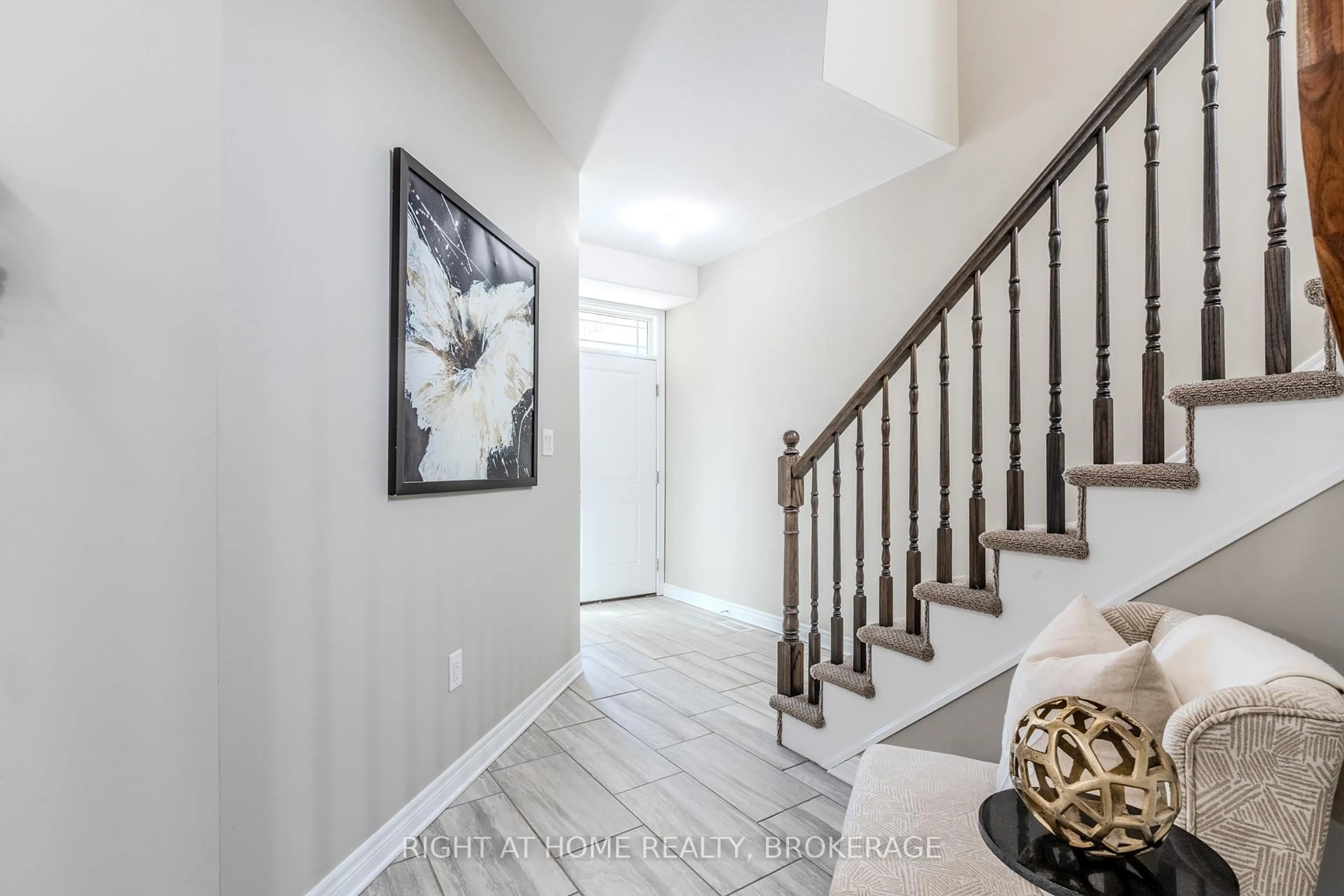 Indoor entryway for 7787 Hanniwell St, Niagara Falls Ontario L2G 0H5