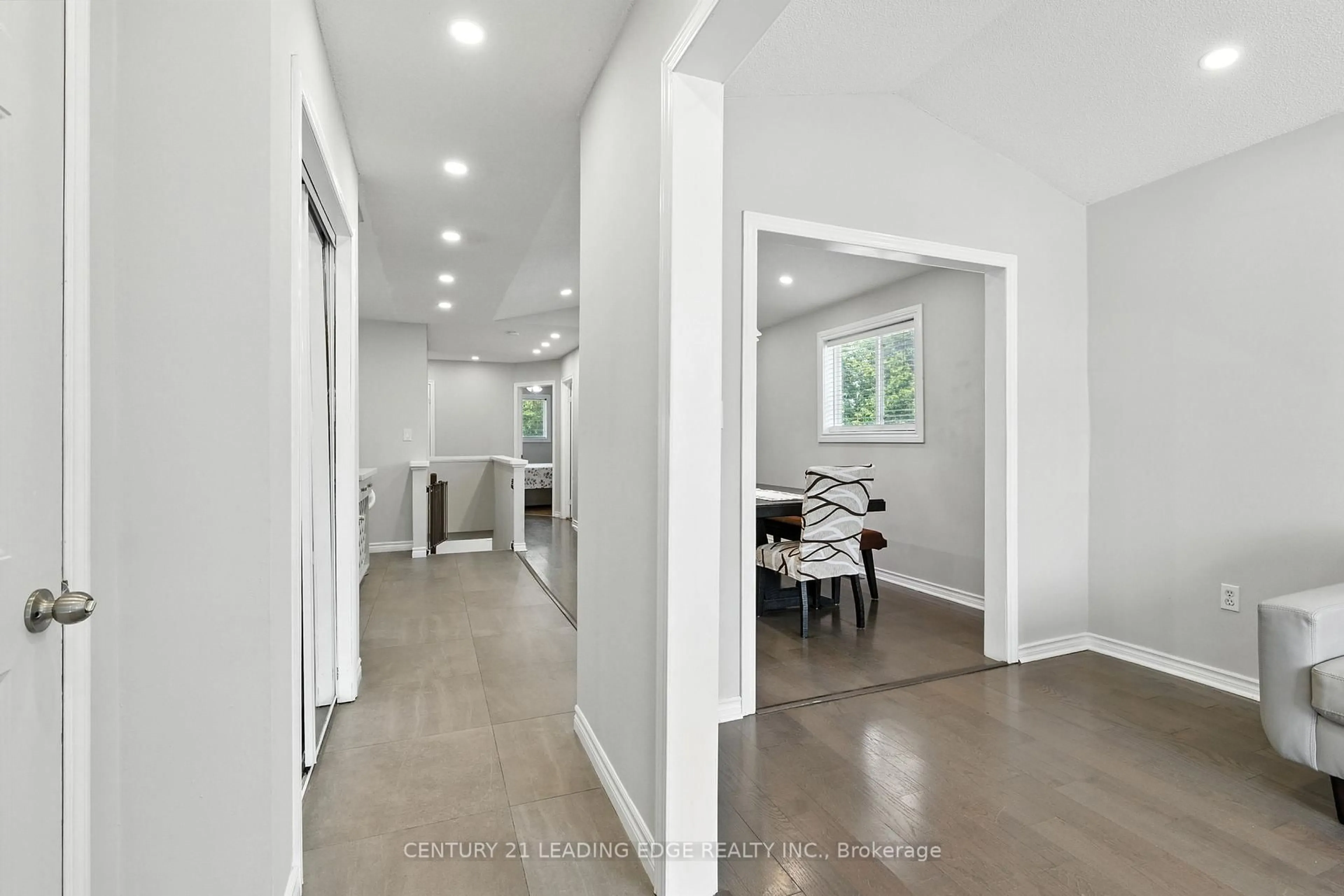 Indoor entryway for 286 E 12TH St, Hamilton Ontario L9A 3X8