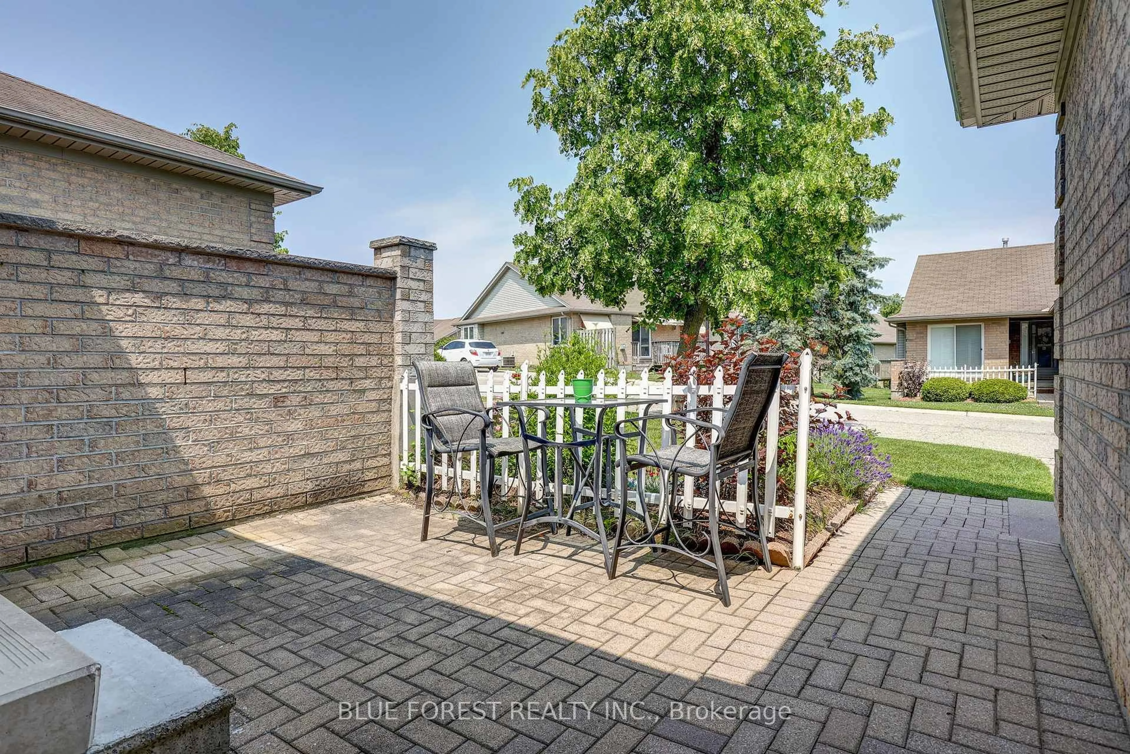 Patio, street for 861 Shelborne St #34, London South Ontario N5Z 5C5