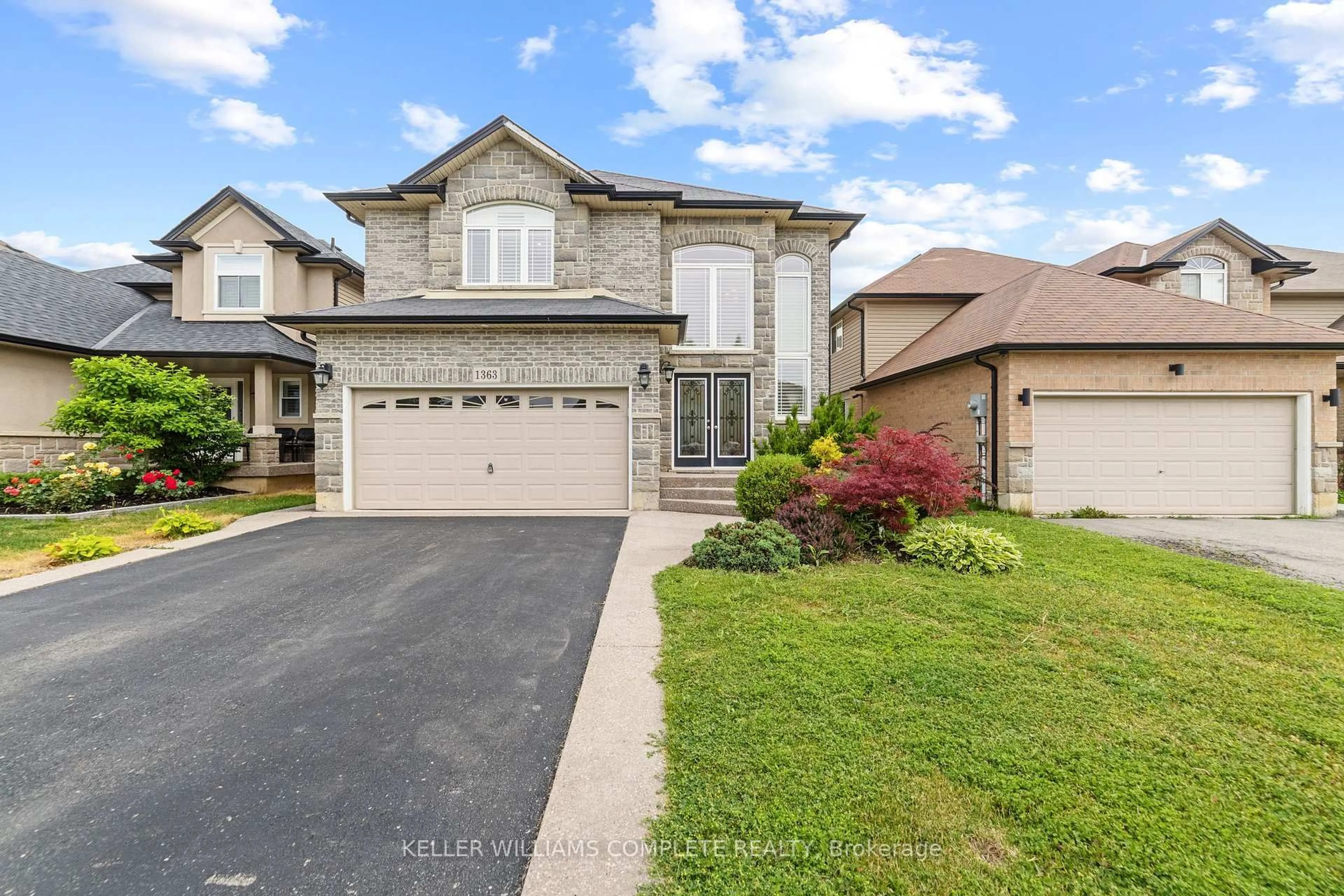 A pic from outside/outdoor area/front of a property/back of a property/a pic from drone, street for 1363 Upper Paradise Rd, Hamilton Ontario L9B 0C2
