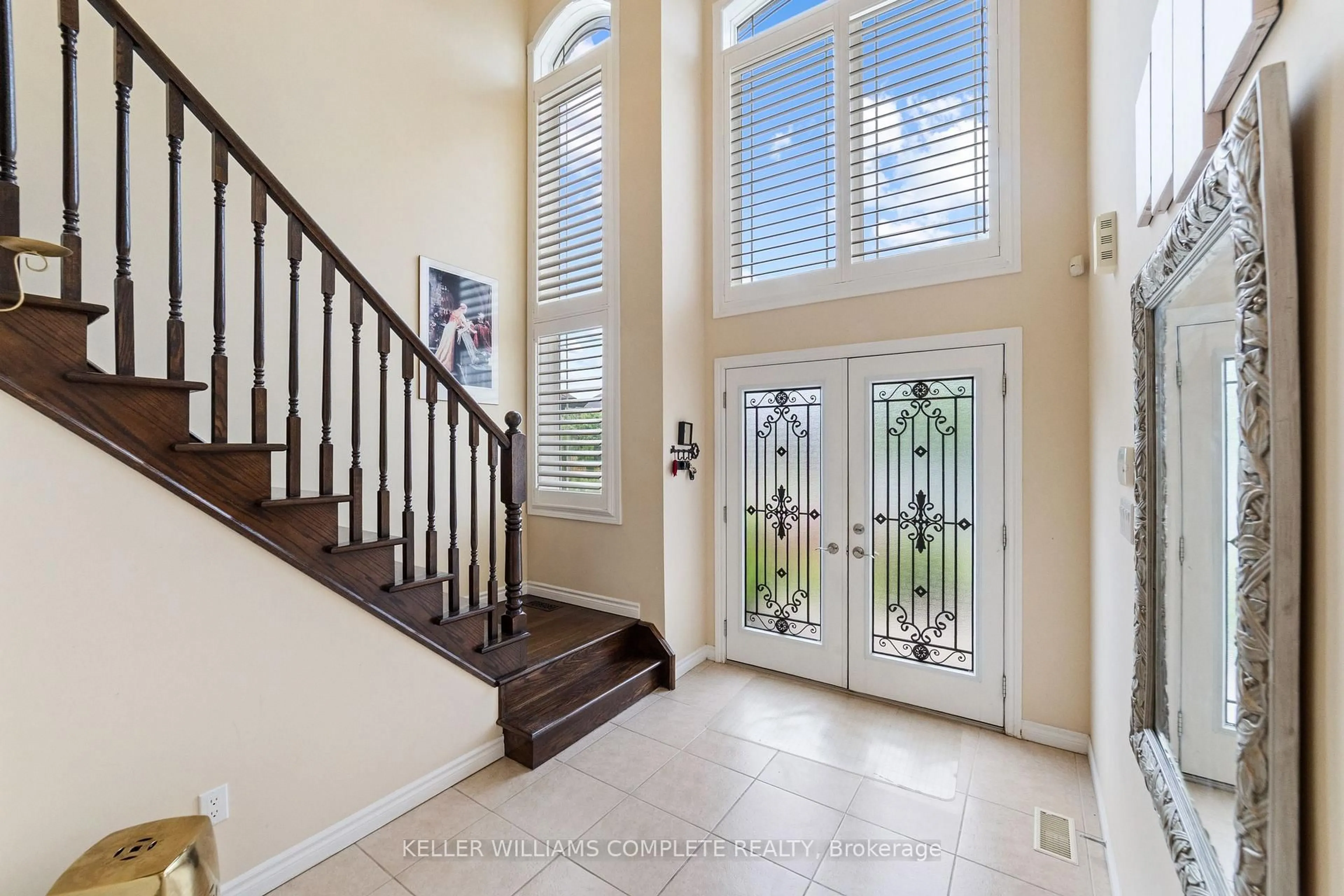 Indoor entryway for 1363 Upper Paradise Rd, Hamilton Ontario L9B 0C2