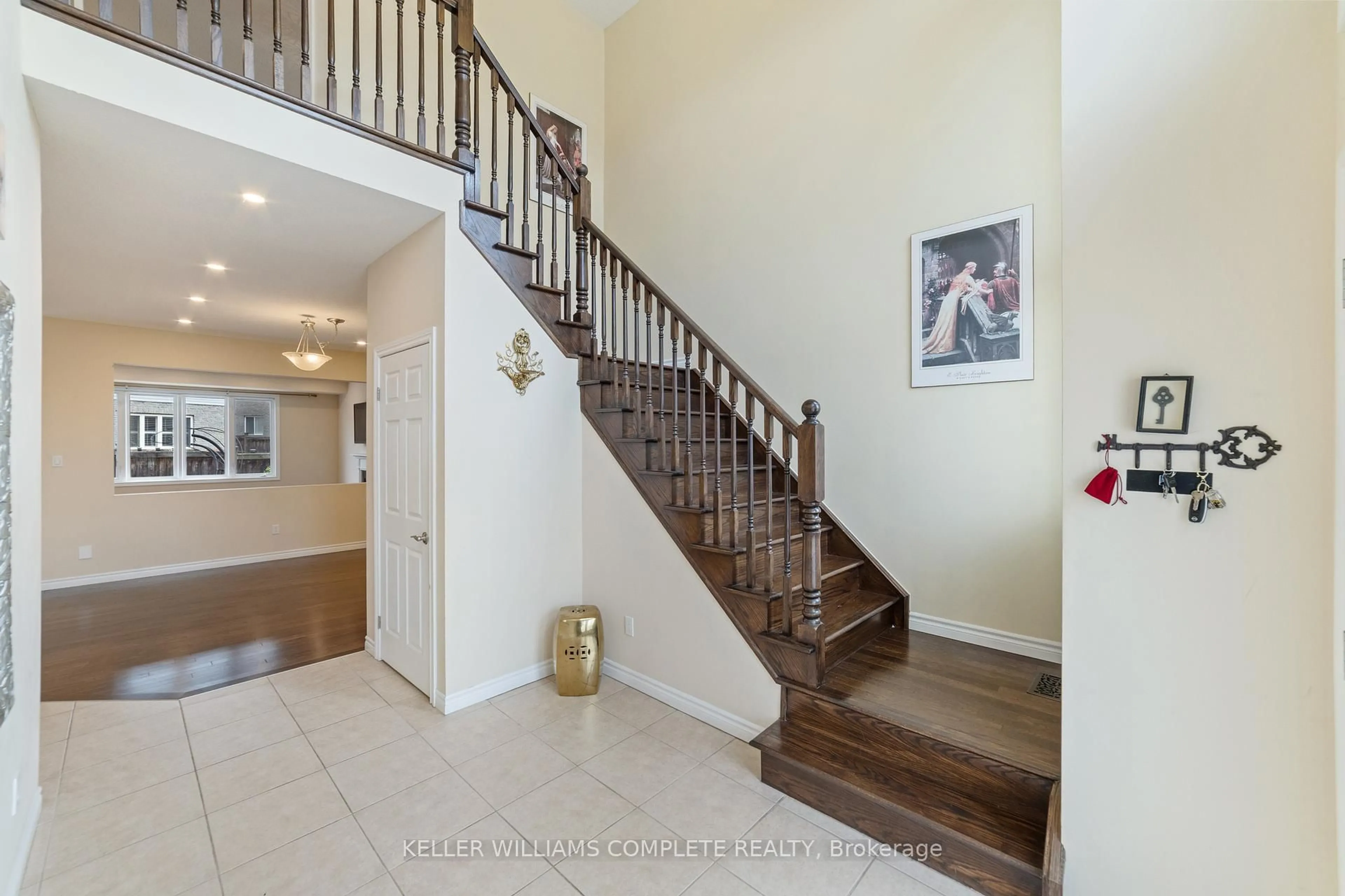 Indoor entryway for 1363 Upper Paradise Rd, Hamilton Ontario L9B 0C2