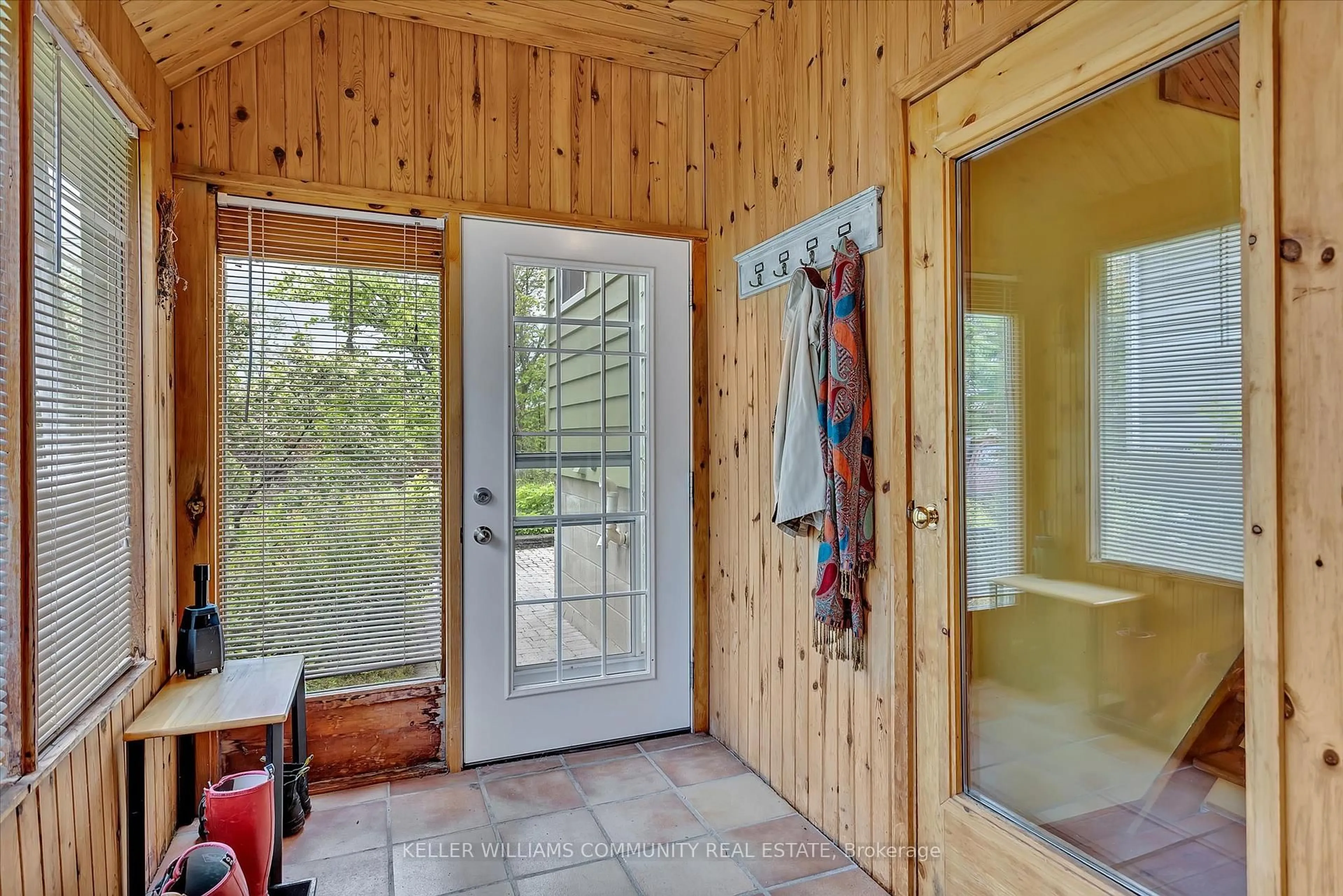 Indoor entryway for 18 Thomas St, Limoges Ontario K0K 2M0