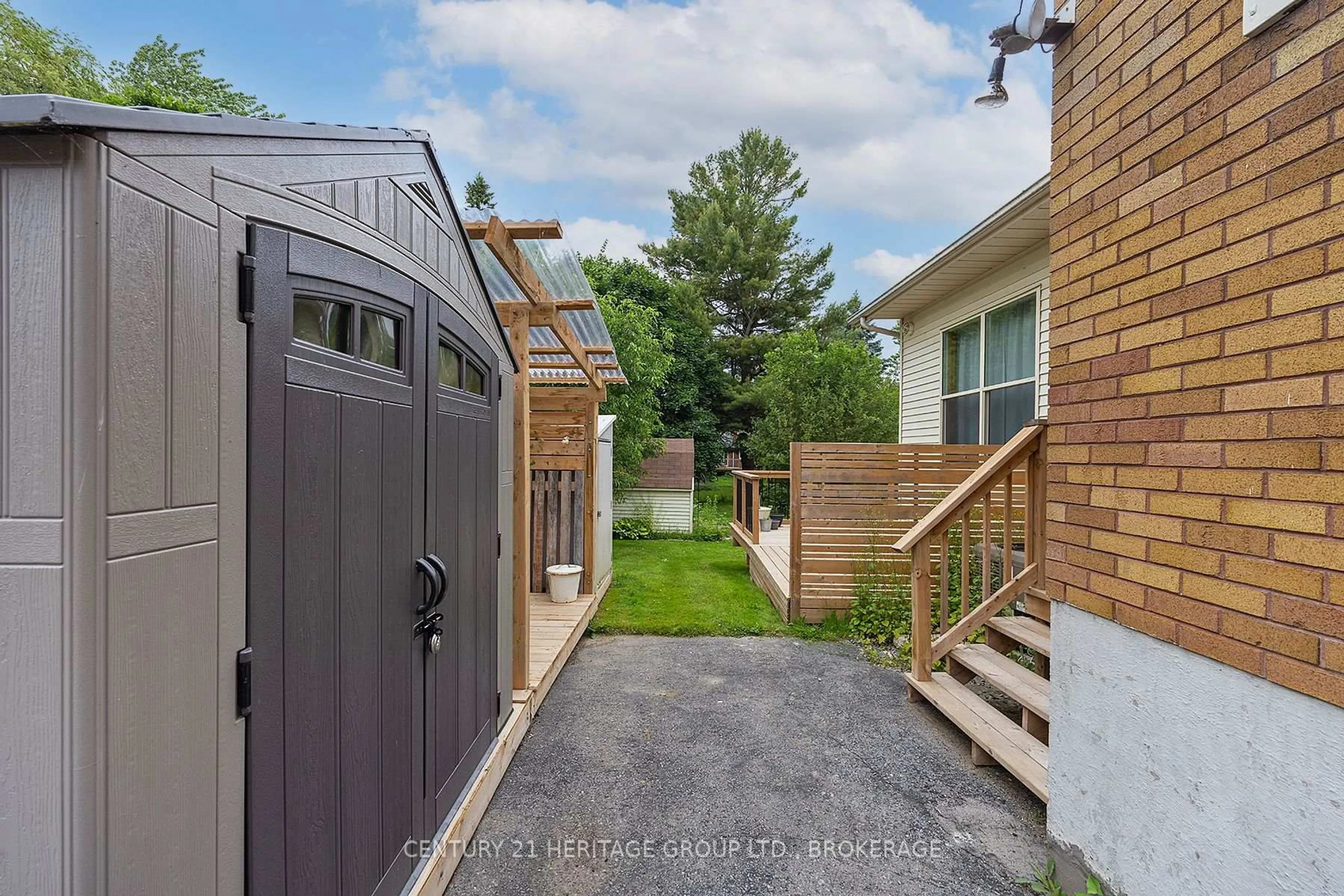 Unknown for 11 Windsor St, Kingston Ontario K7M 4K4
