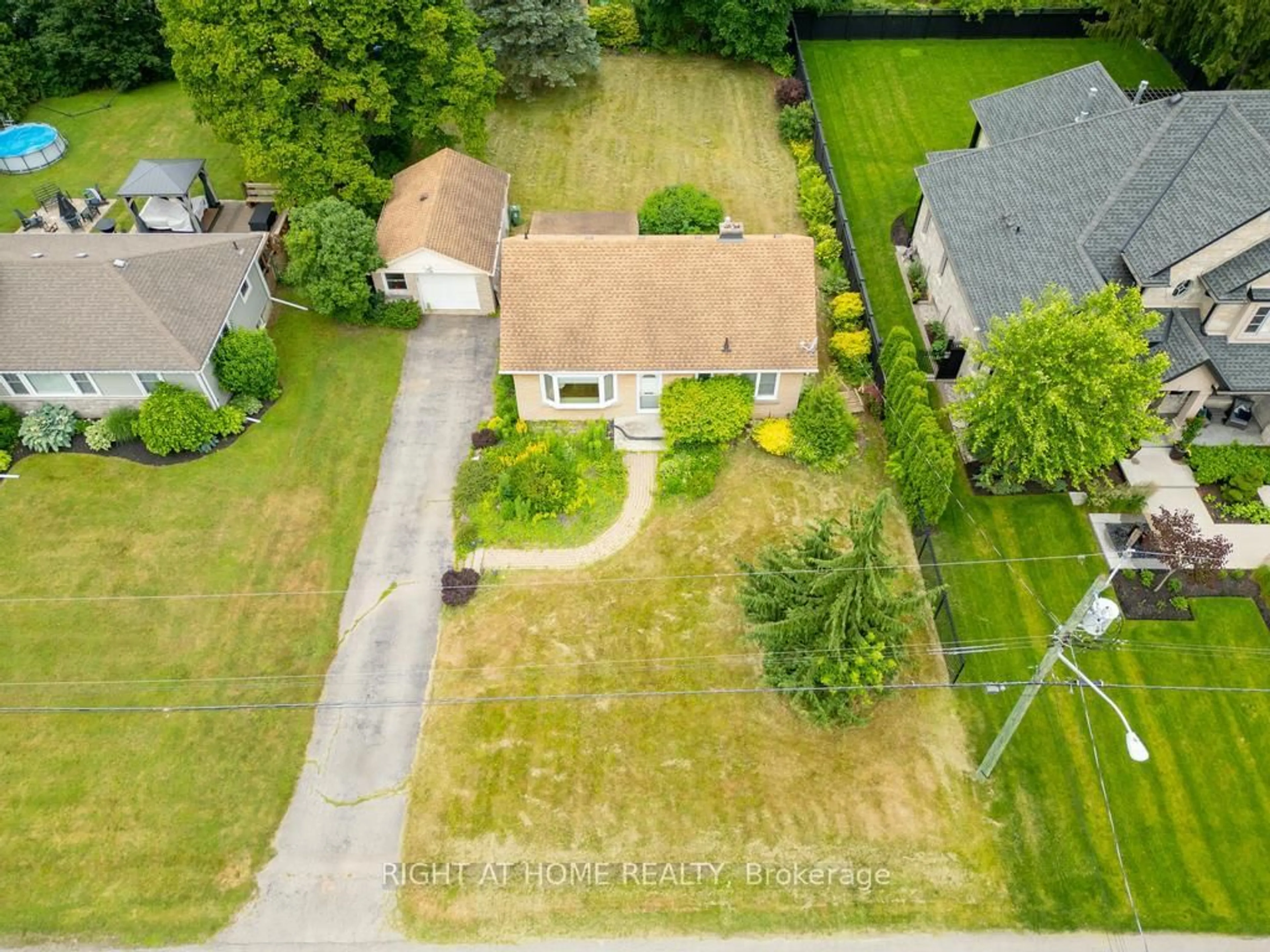 A pic from outside/outdoor area/front of a property/back of a property/a pic from drone, street for 336 Robina Rd, Hamilton Ontario L9G 2L8