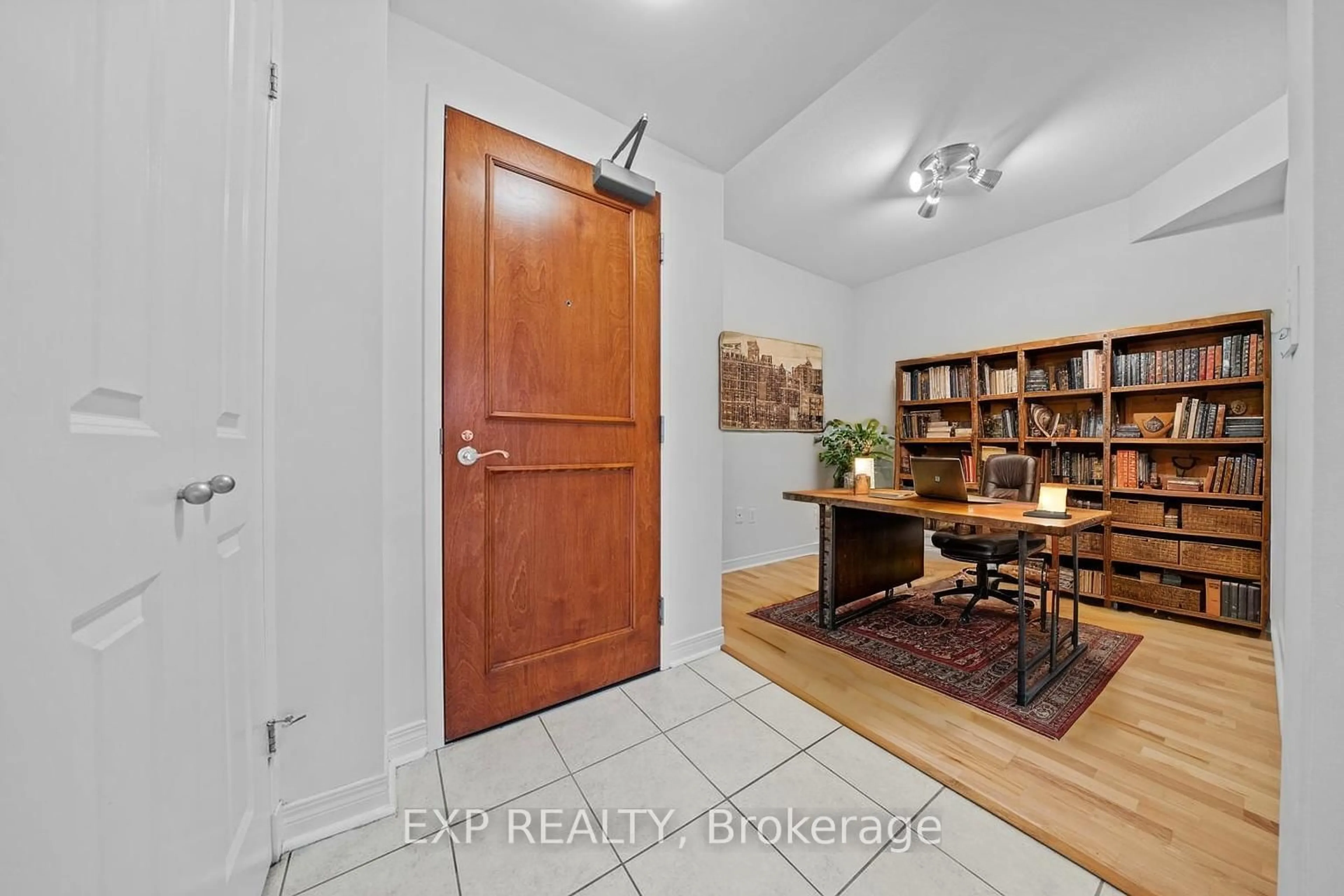 Indoor entryway for 570 Laurier Ave #1003, Ottawa Ontario K1R 1C8