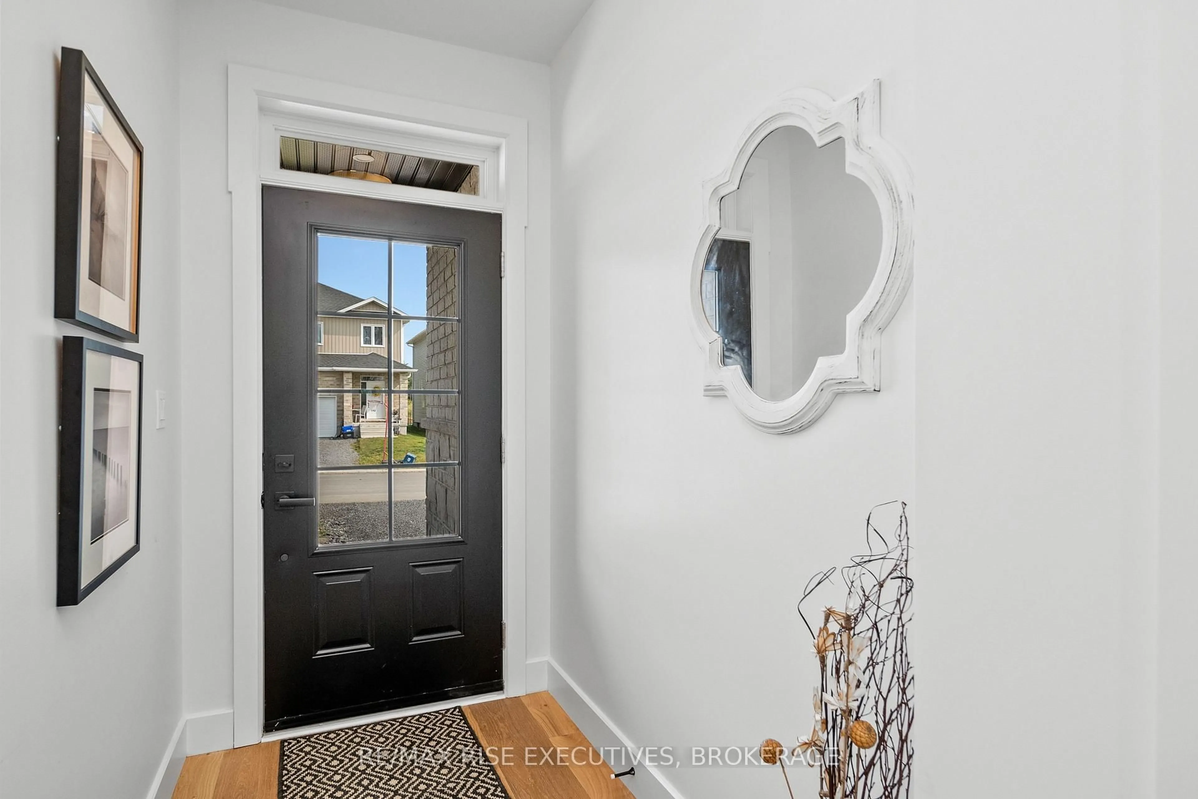 Indoor entryway for 2710 DELMAR St, Kingston Ontario K7P 0J1