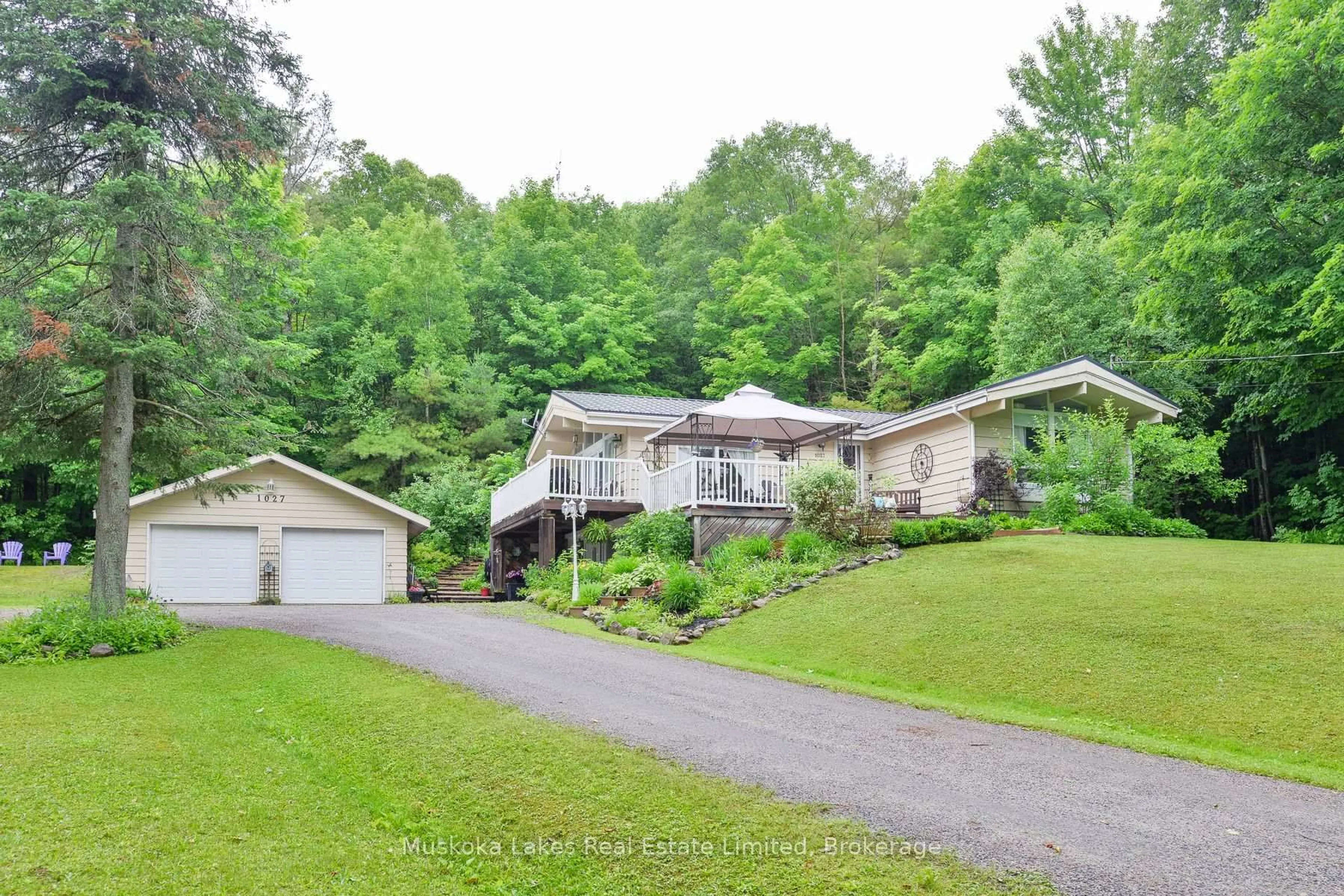 A pic from outside/outdoor area/front of a property/back of a property/a pic from drone, unknown for 1027 Cowan Park Rd, Muskoka Lakes Ontario P0B 1M0