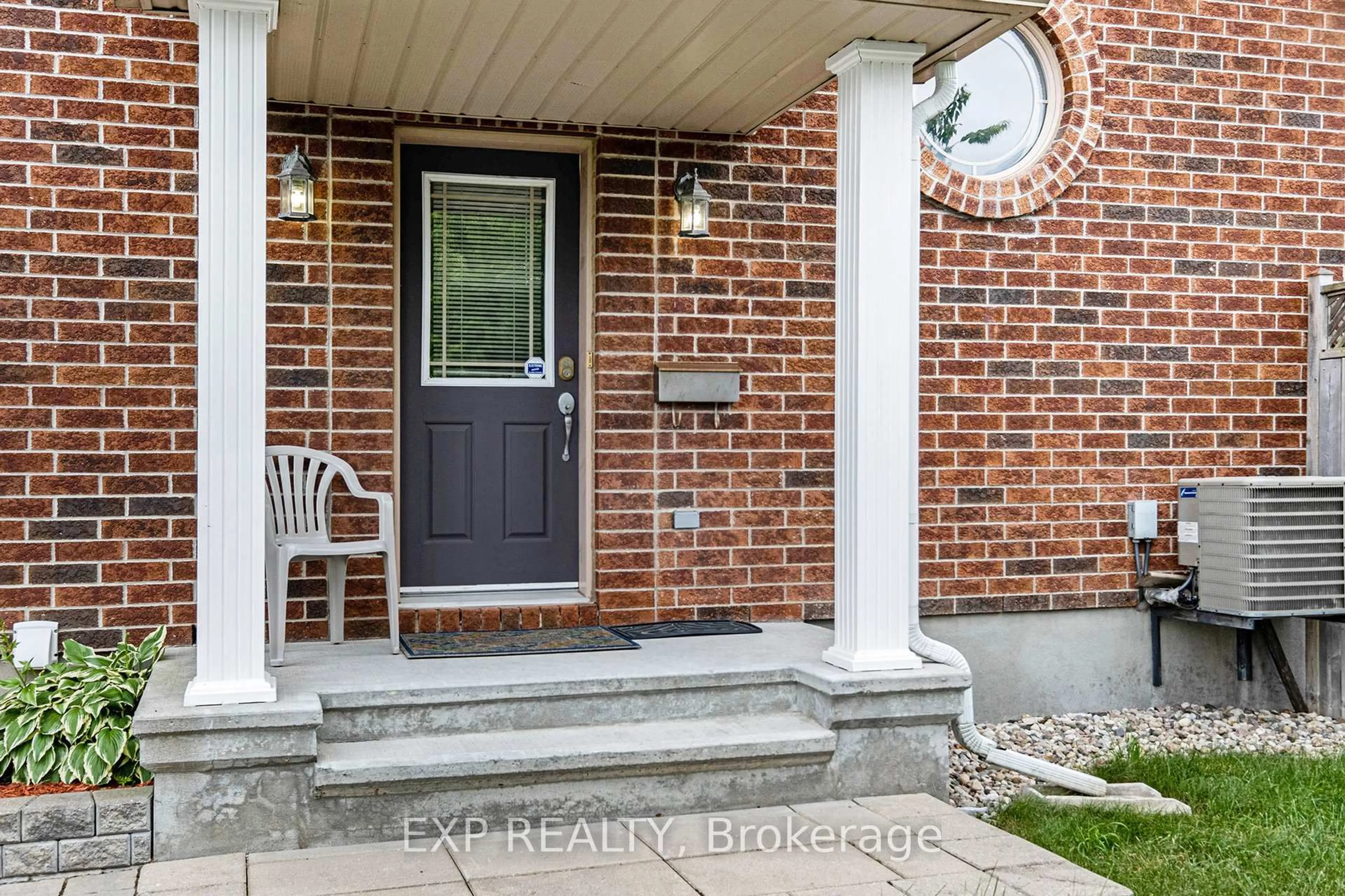 Indoor entryway for 211 Leamington Way, Ottawa Ontario K2J 3T4