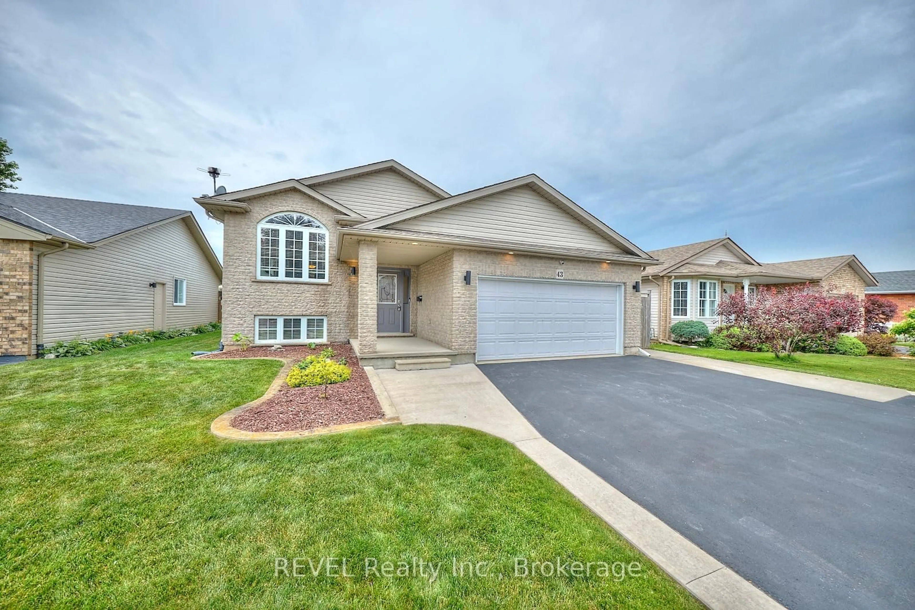 Home with vinyl exterior material, street for 43 Rochelle Cres, Fort Erie Ontario L0S 1N0