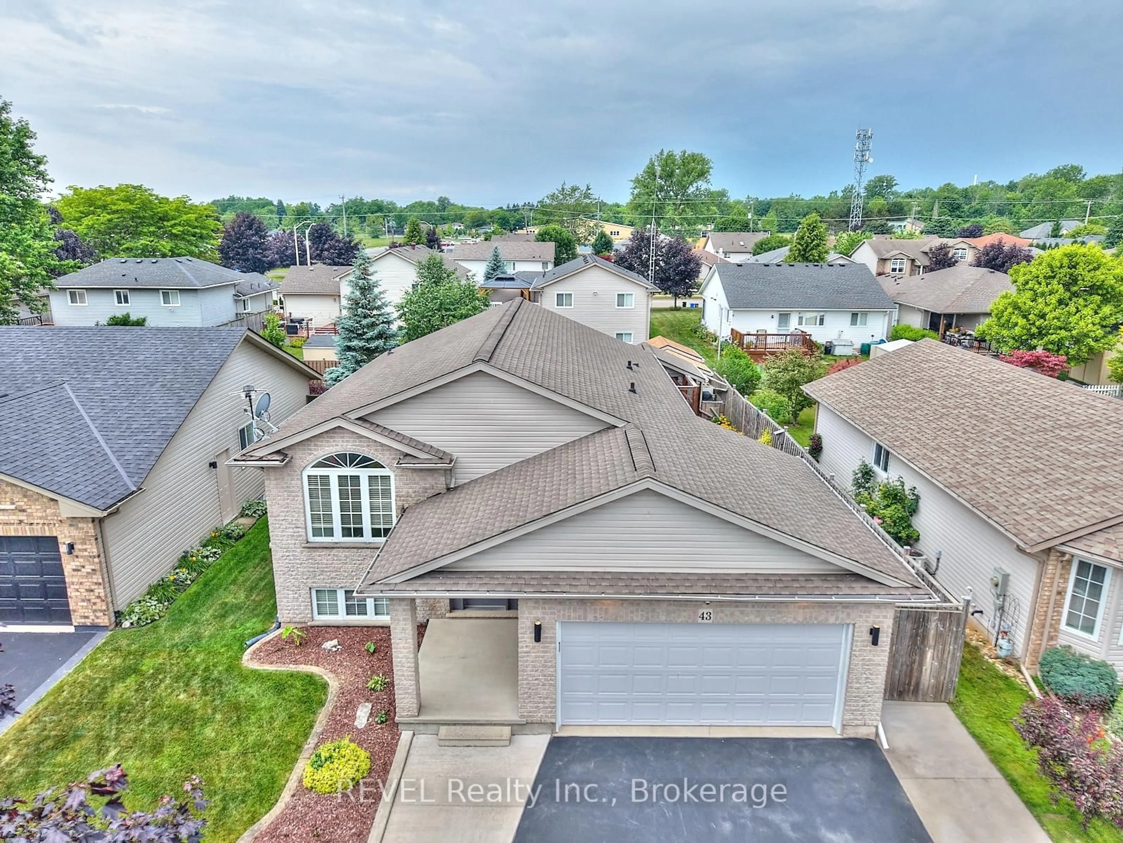A pic from outside/outdoor area/front of a property/back of a property/a pic from drone, unknown for 43 Rochelle Cres, Fort Erie Ontario L0S 1N0