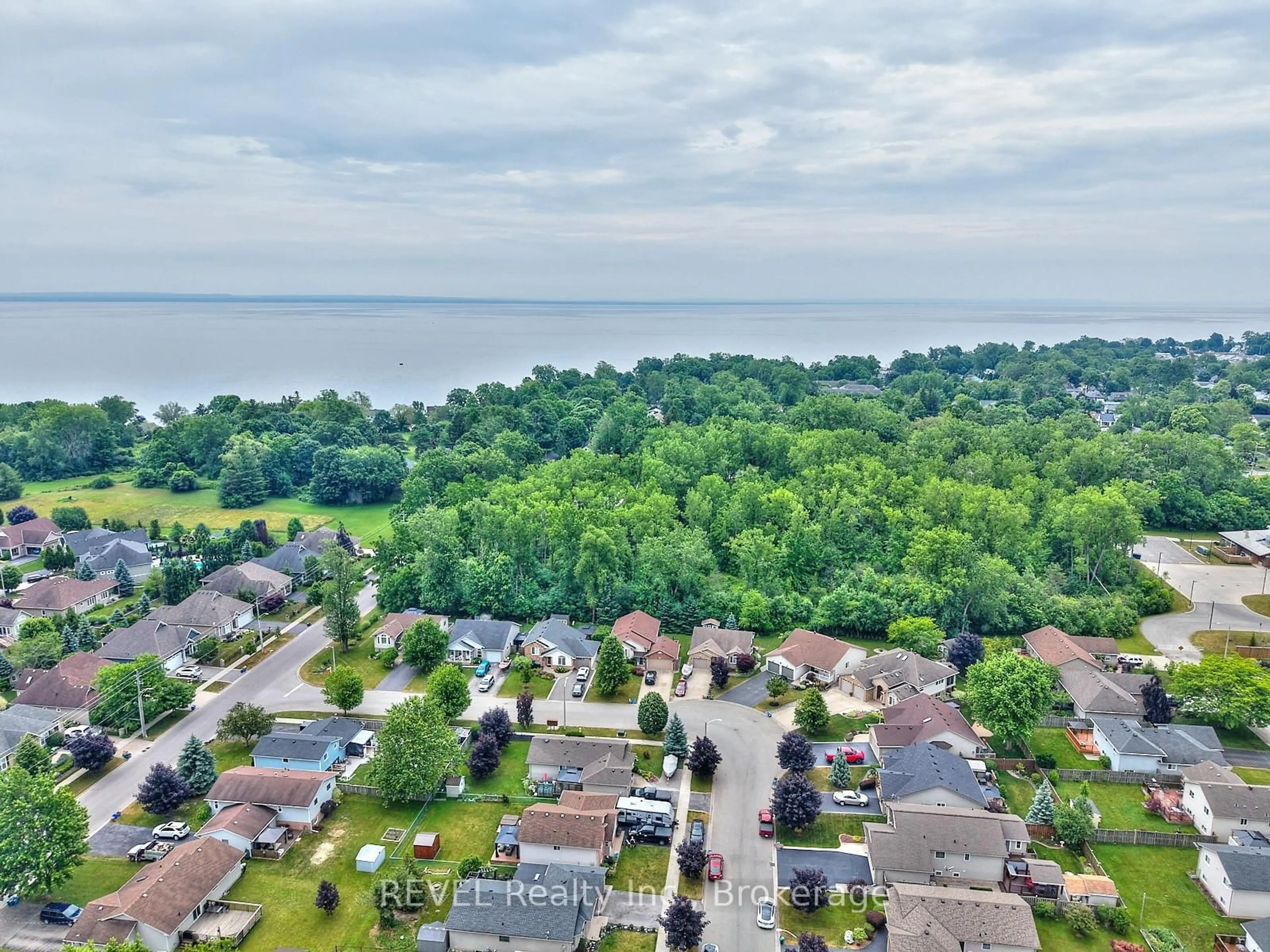 A pic from outside/outdoor area/front of a property/back of a property/a pic from drone, water/lake/river/ocean view for 43 Rochelle Cres, Fort Erie Ontario L0S 1N0