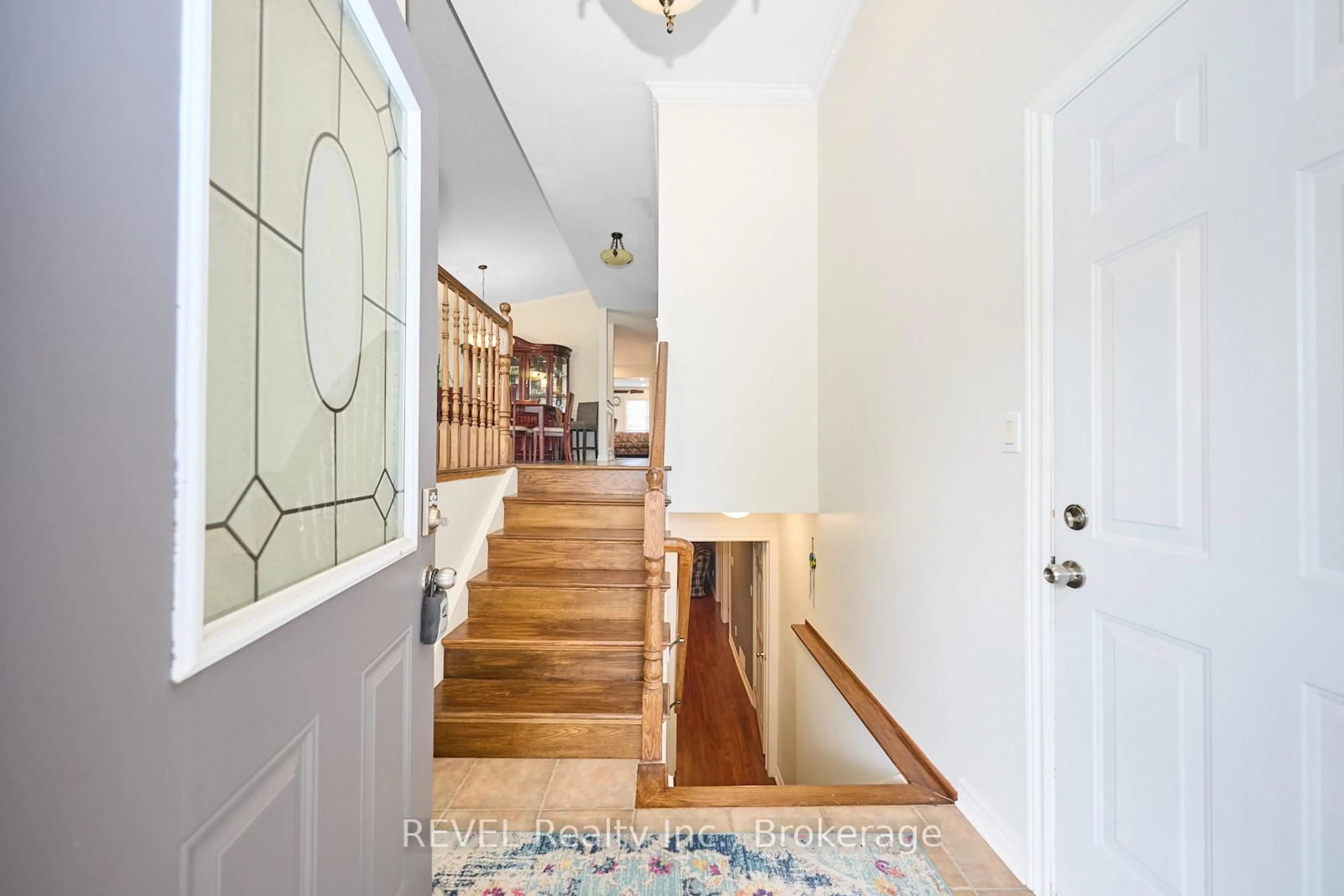 Indoor foyer for 43 Rochelle Cres, Fort Erie Ontario L0S 1N0