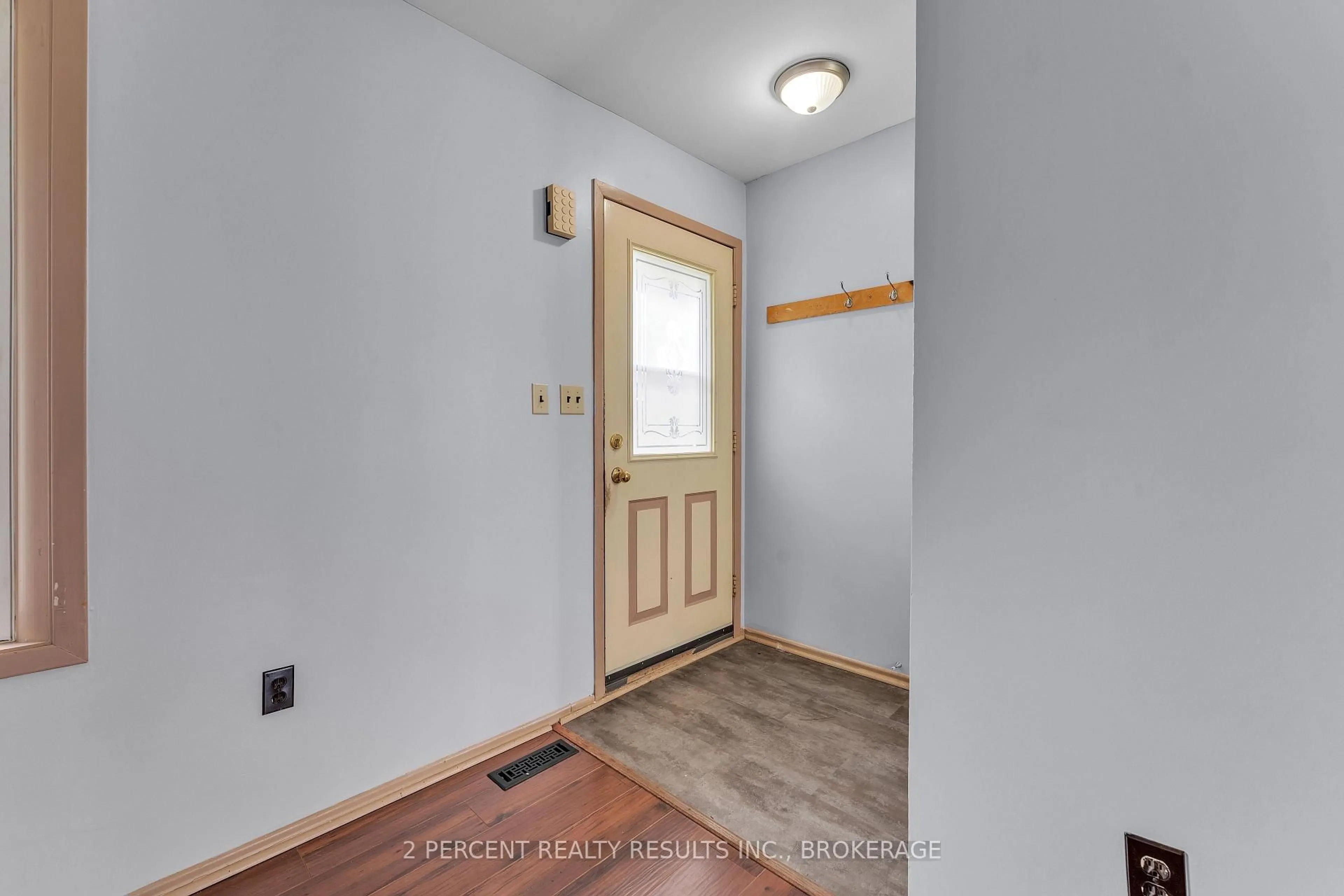 Indoor entryway for 988 Amberdale Cres, Kingston Ontario K7M 6V3