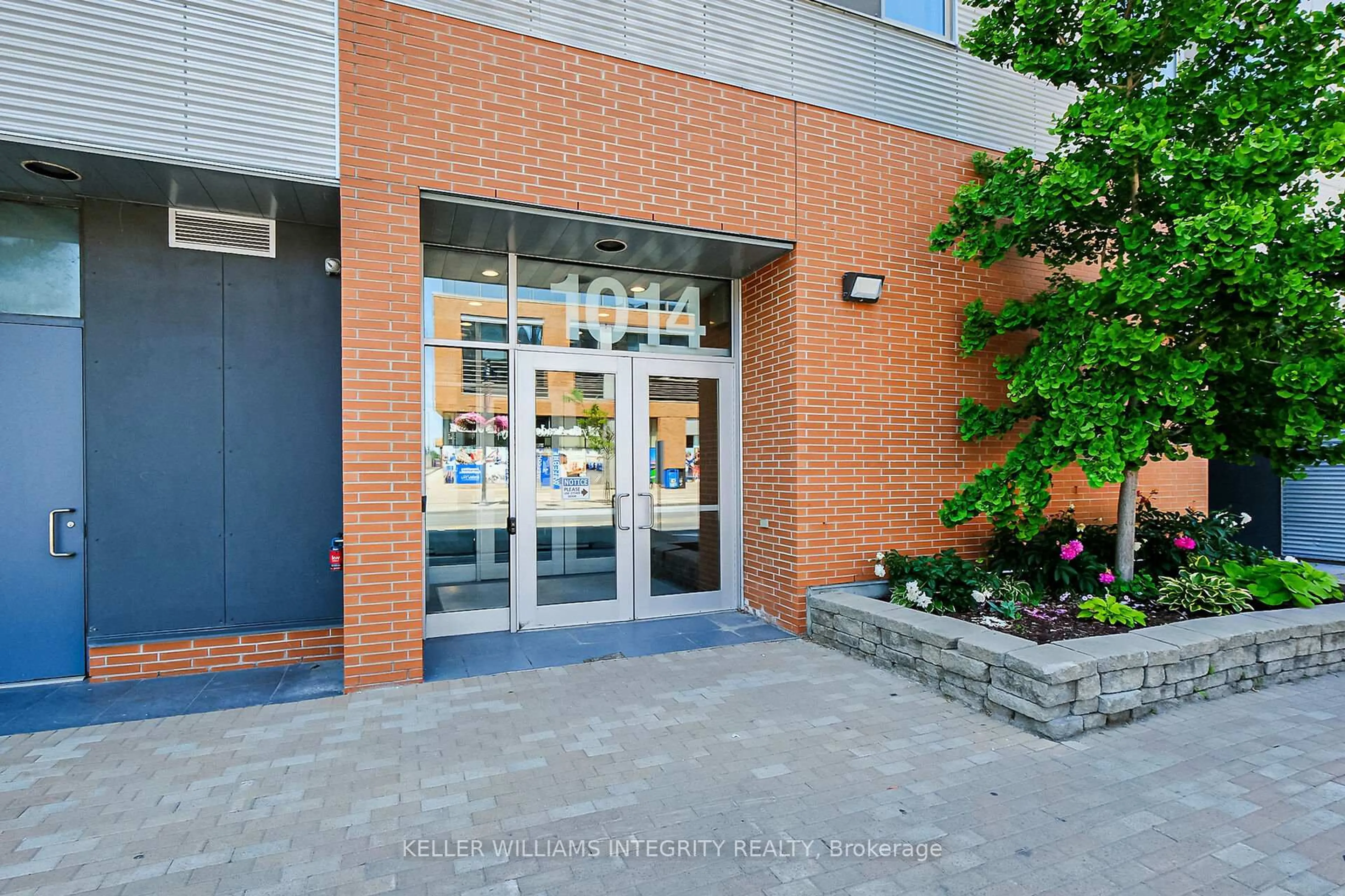 Indoor foyer for 1014 Bank St #308, Ottawa Ontario K1S 3W8