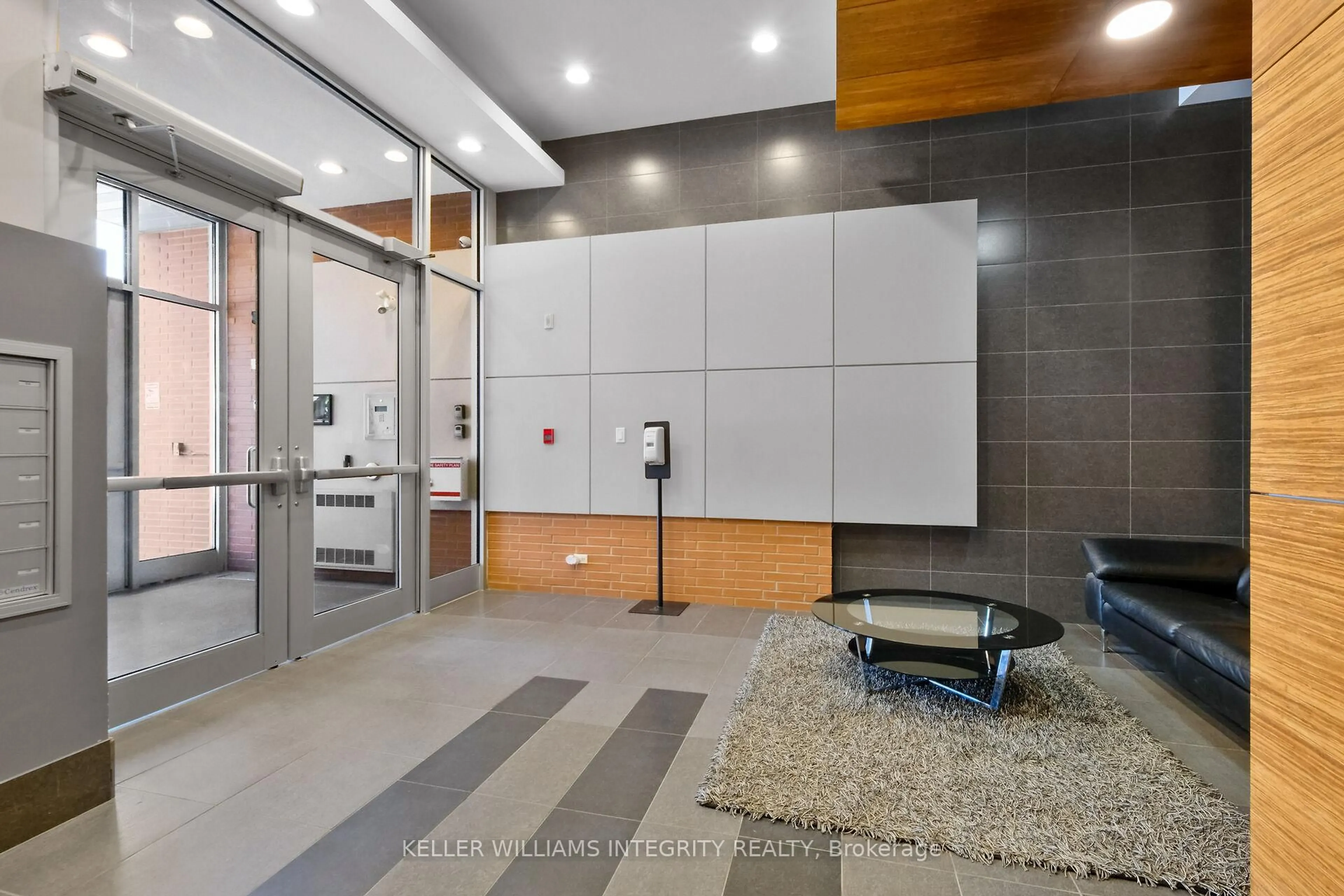 Indoor foyer for 1014 Bank St #308, Ottawa Ontario K1S 3W8
