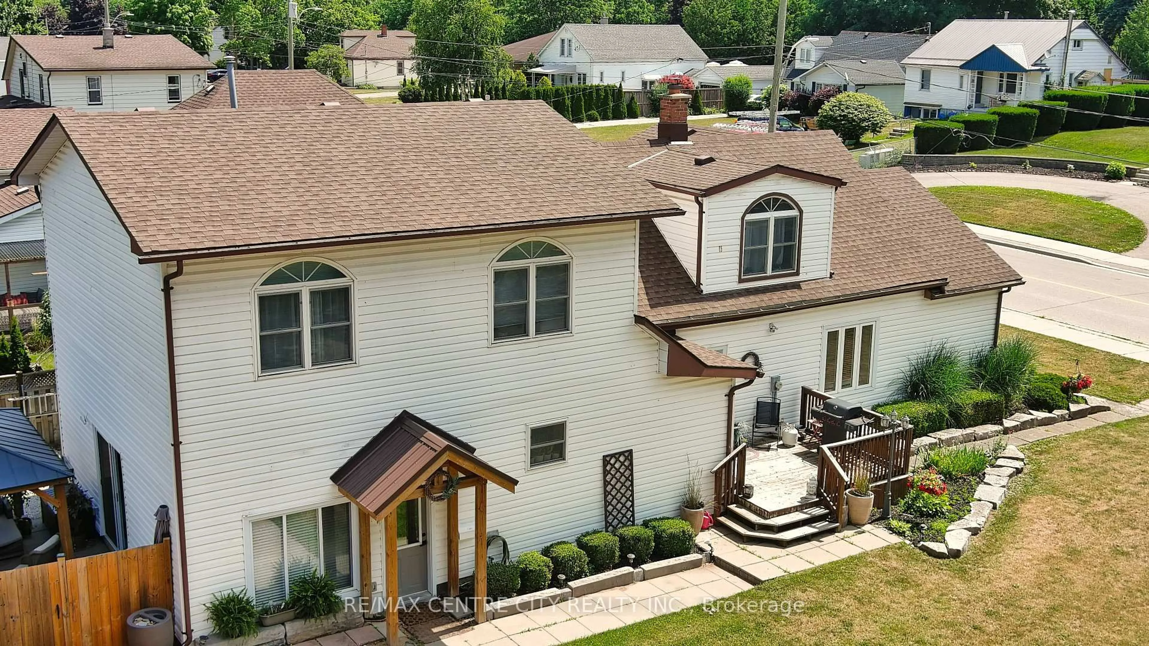 A pic from outside/outdoor area/front of a property/back of a property/a pic from drone, unknown for 13 Potters Rd, Tillsonburg Ontario N4G 2G9