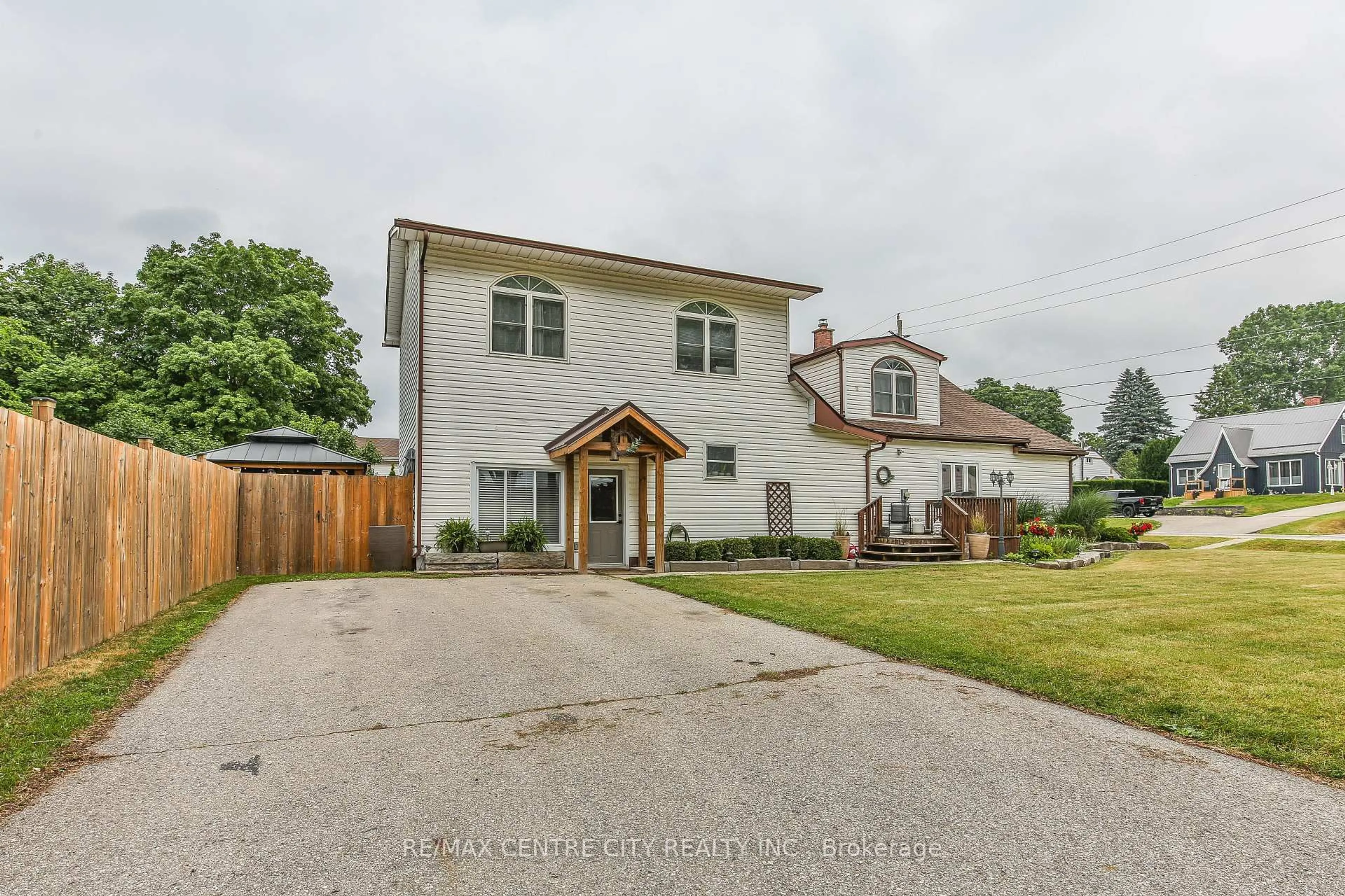 A pic from outside/outdoor area/front of a property/back of a property/a pic from drone, street for 13 Potters Rd, Tillsonburg Ontario N4G 2G9