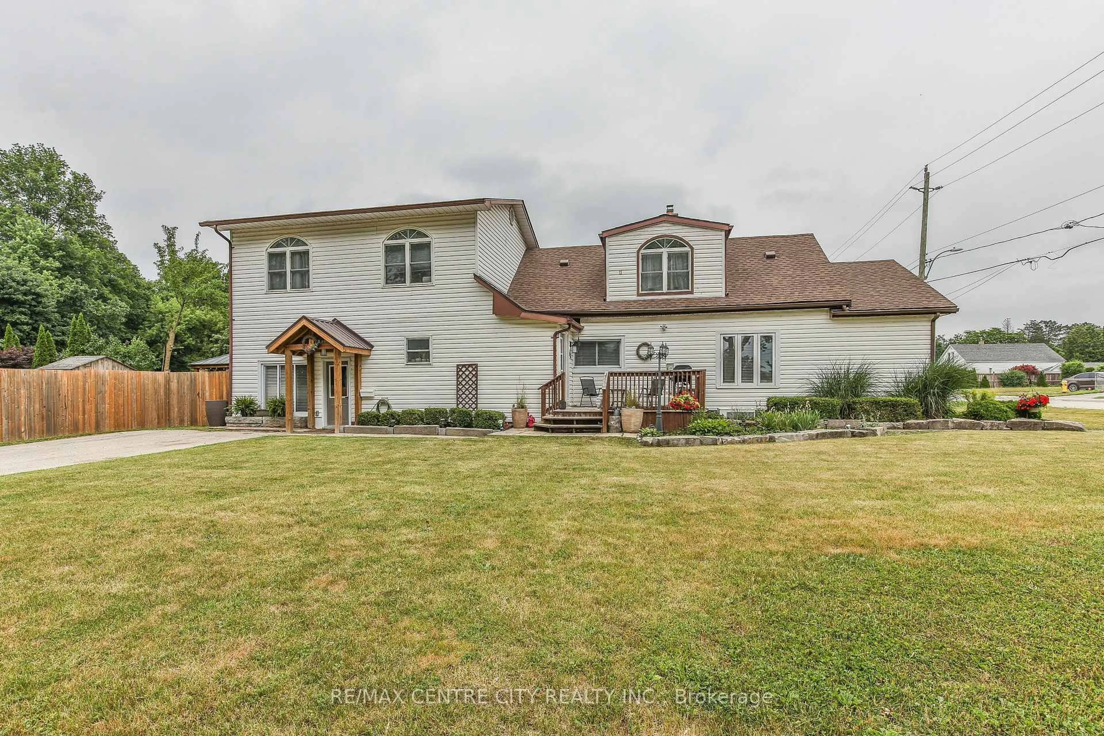 A pic from outside/outdoor area/front of a property/back of a property/a pic from drone, unknown for 13 Potters Rd, Tillsonburg Ontario N4G 2G9