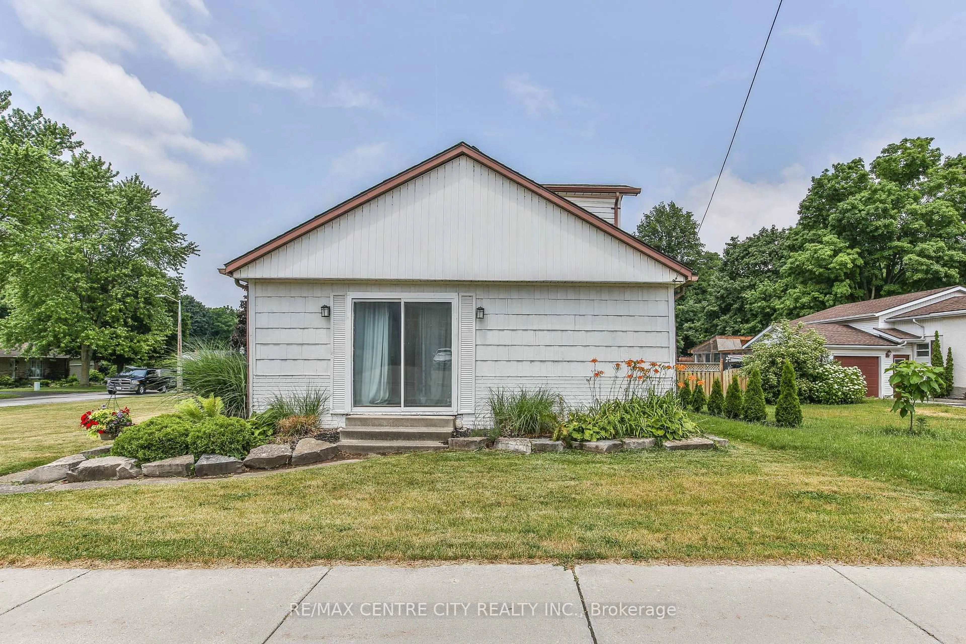 Home with vinyl exterior material, street for 13 Potters Rd, Tillsonburg Ontario N4G 2G9