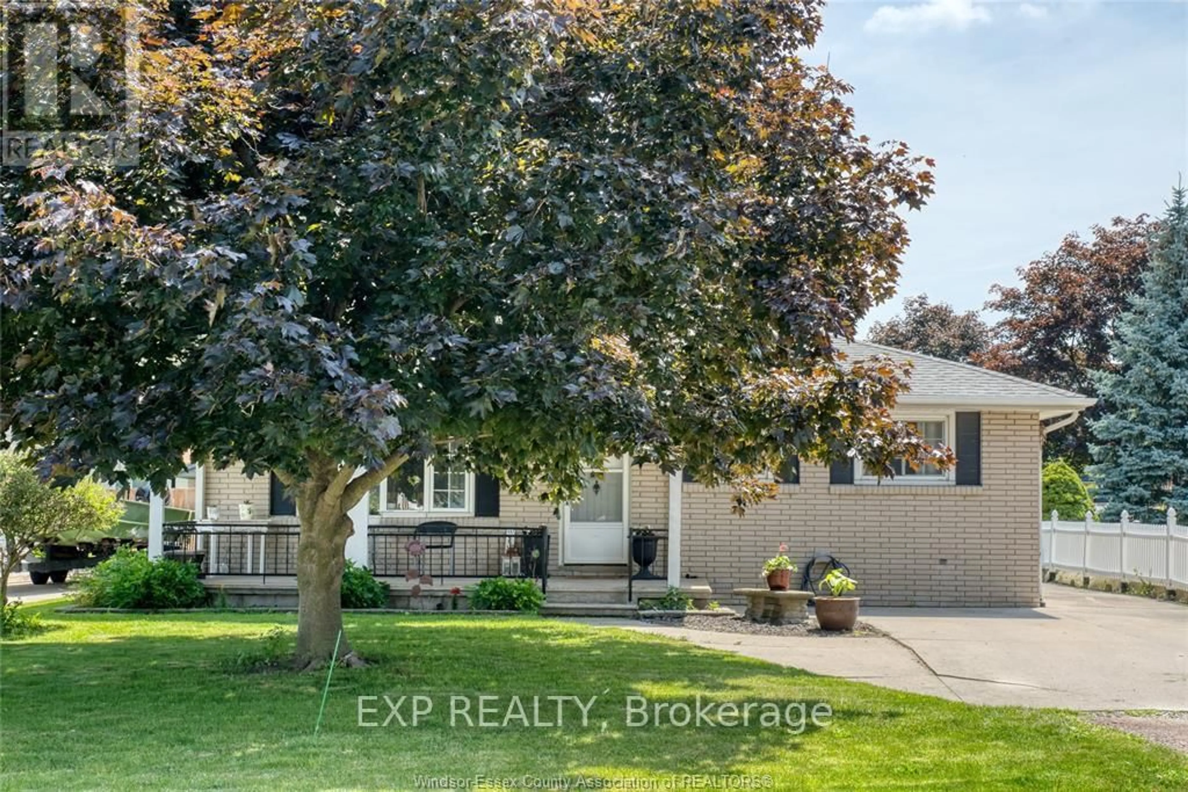 A pic from outside/outdoor area/front of a property/back of a property/a pic from drone, street for 337 Evelyn St, Lakeshore Ontario N0R 1A0