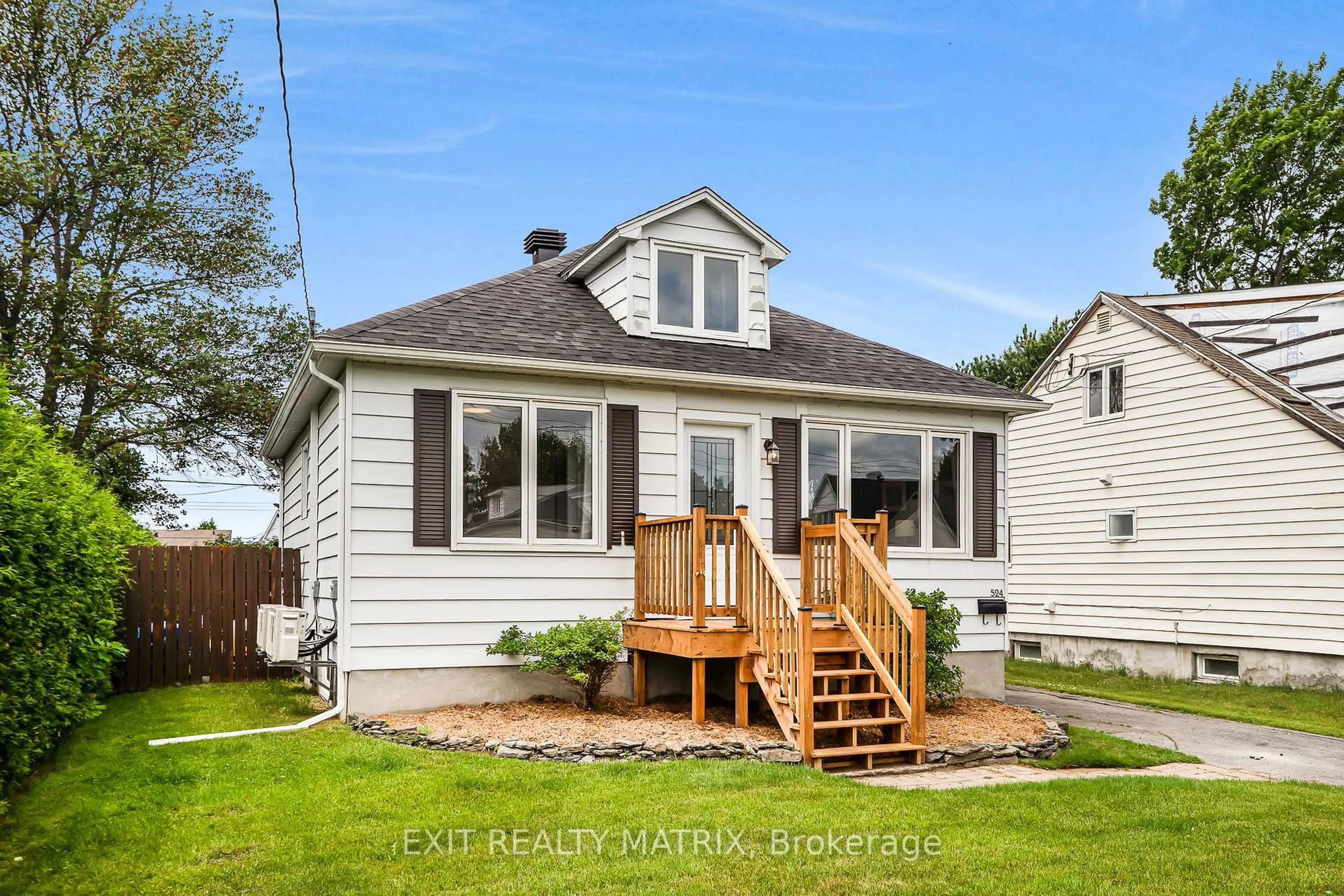 Home with vinyl exterior material, street for 524 Gascon St, Hawkesbury Ontario K6A 1M5