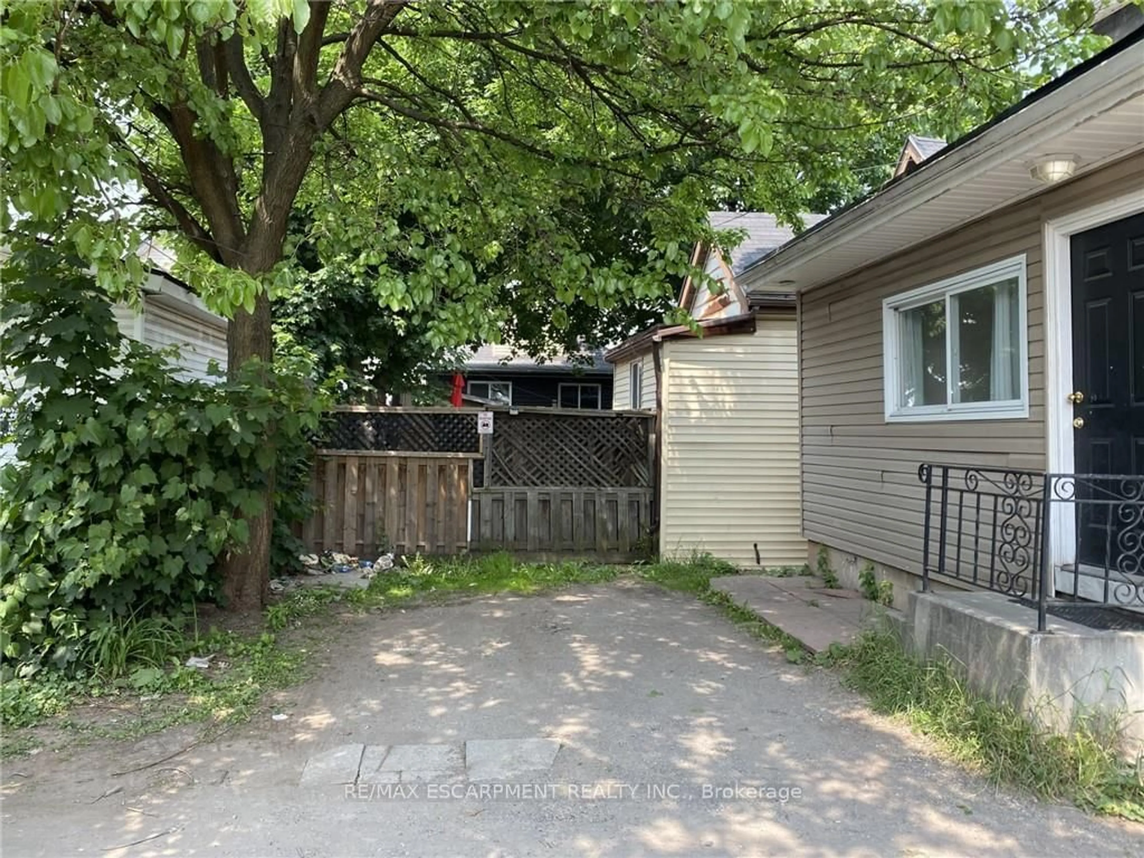 A pic from outside/outdoor area/front of a property/back of a property/a pic from drone, street for 1164 Cannon St, Hamilton Ontario L8L 2K1