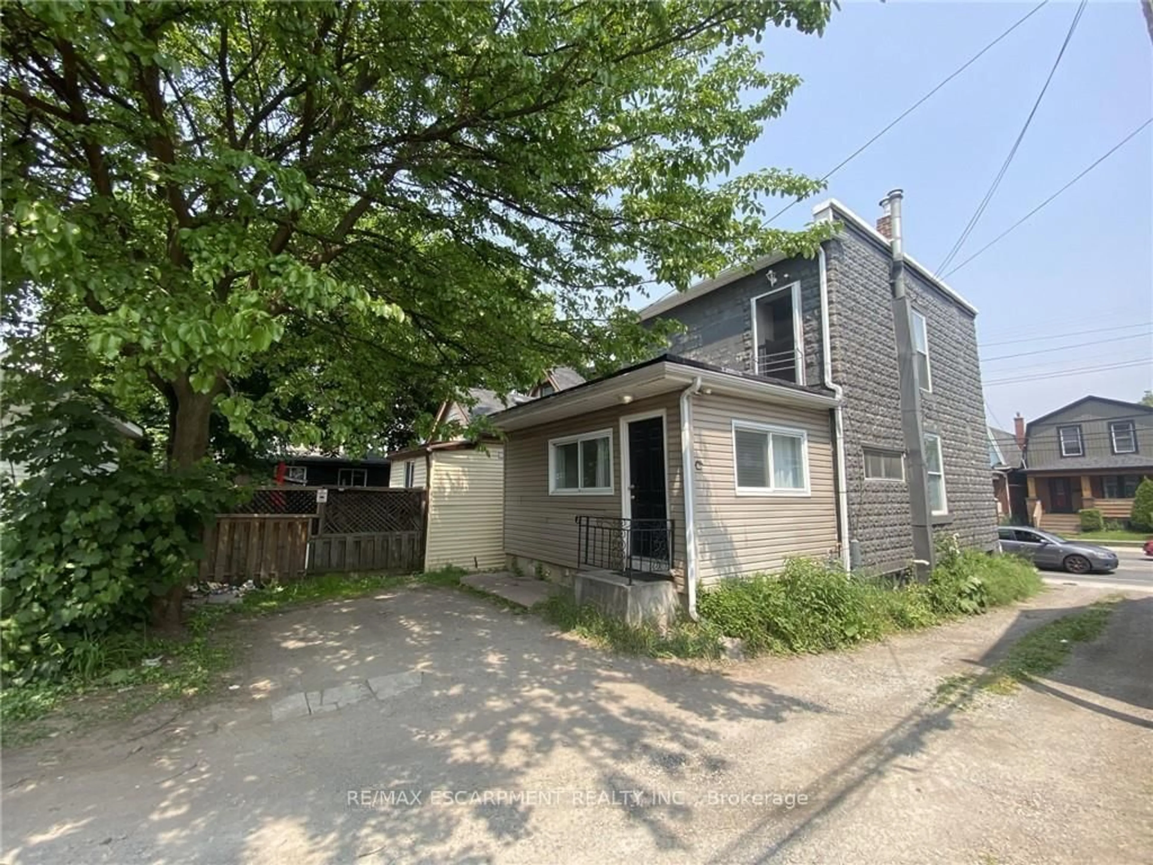 A pic from outside/outdoor area/front of a property/back of a property/a pic from drone, street for 1164 Cannon St, Hamilton Ontario L8L 2K1