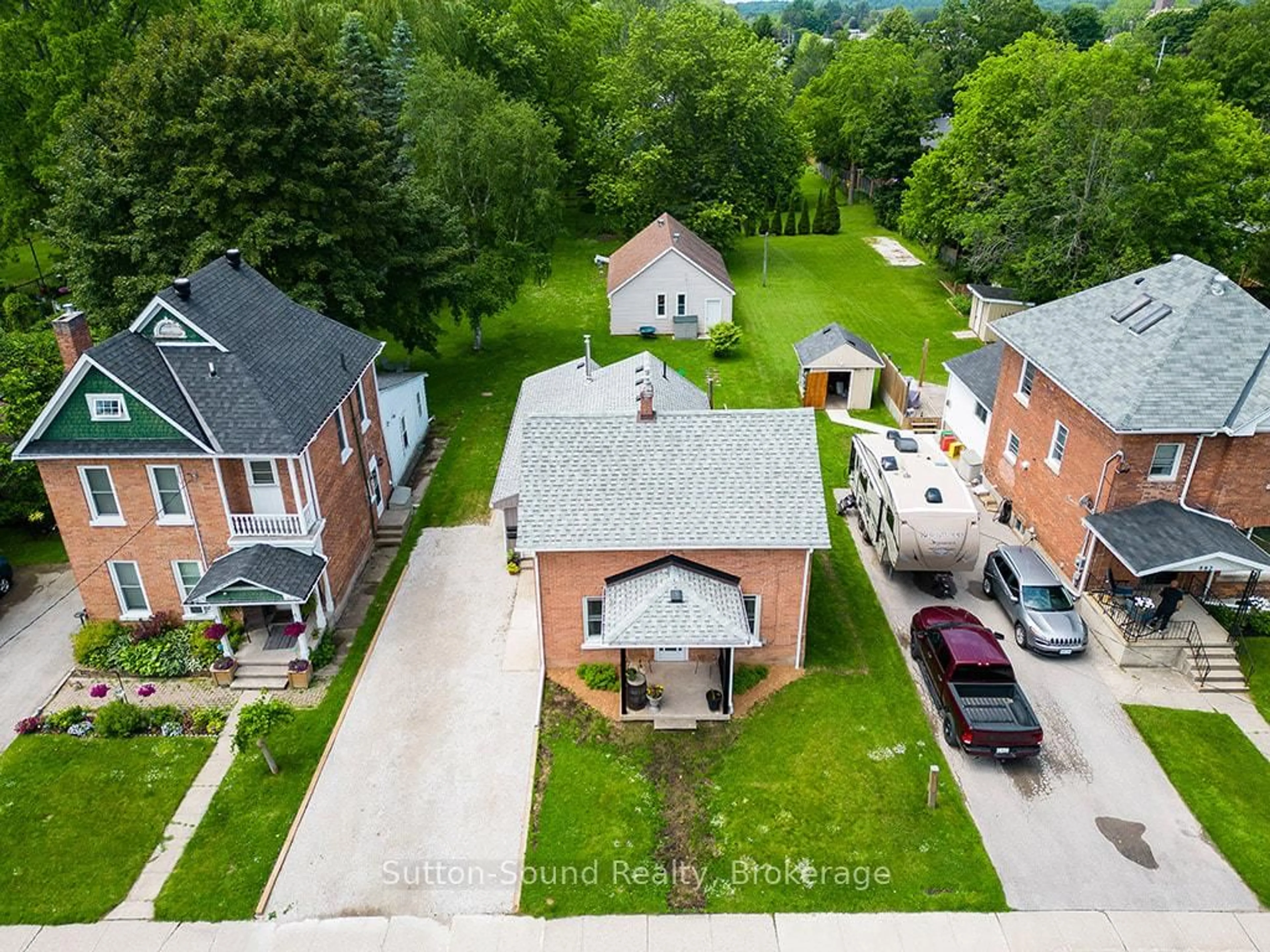 A pic from outside/outdoor area/front of a property/back of a property/a pic from drone, street for 872 5TH Ave, Owen Sound Ontario N4K 5A4