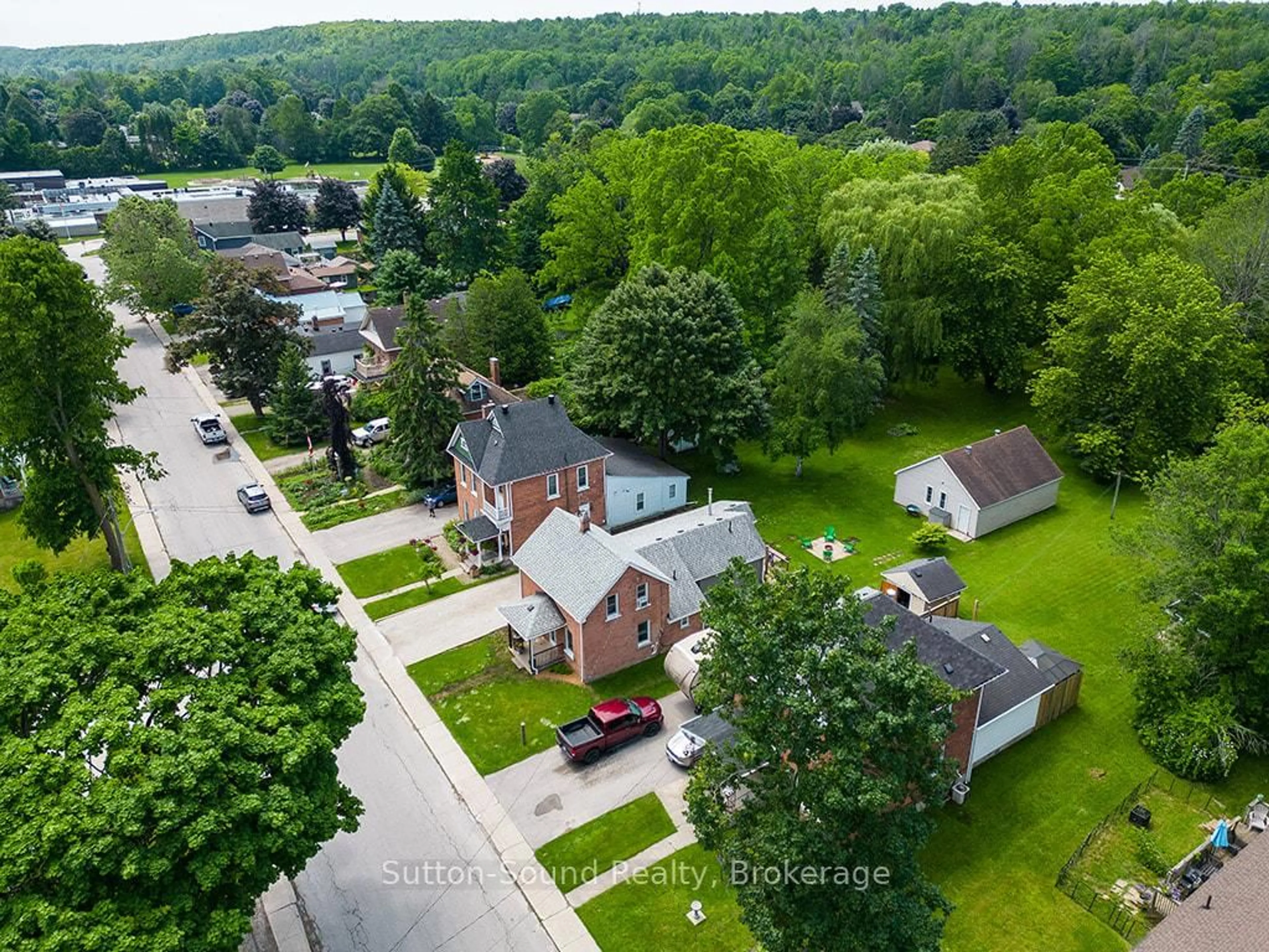 A pic from outside/outdoor area/front of a property/back of a property/a pic from drone, street for 872 5TH Ave, Owen Sound Ontario N4K 5A4