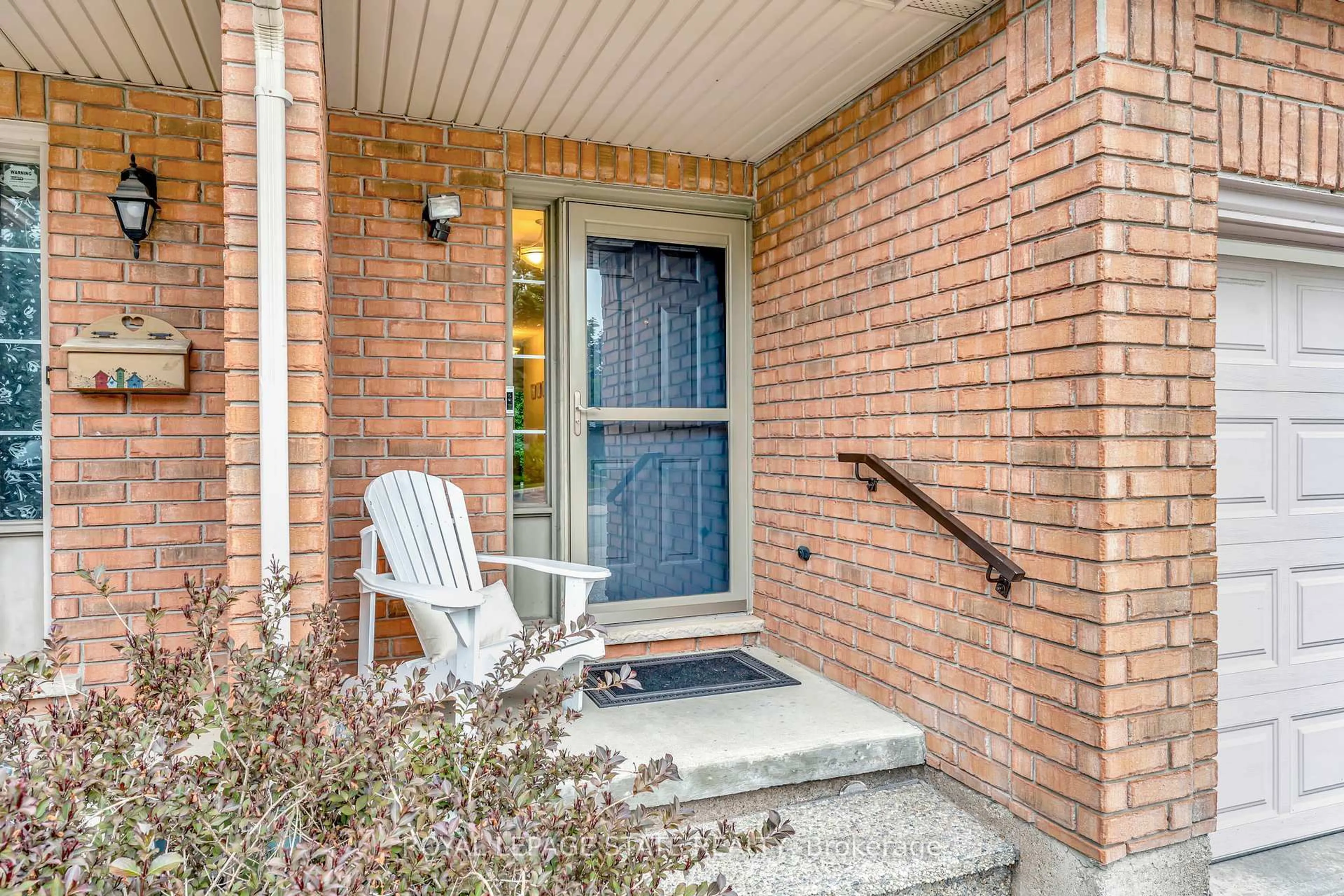 Indoor entryway for 348 Highland Rd #20, Hamilton Ontario L8J 3W5