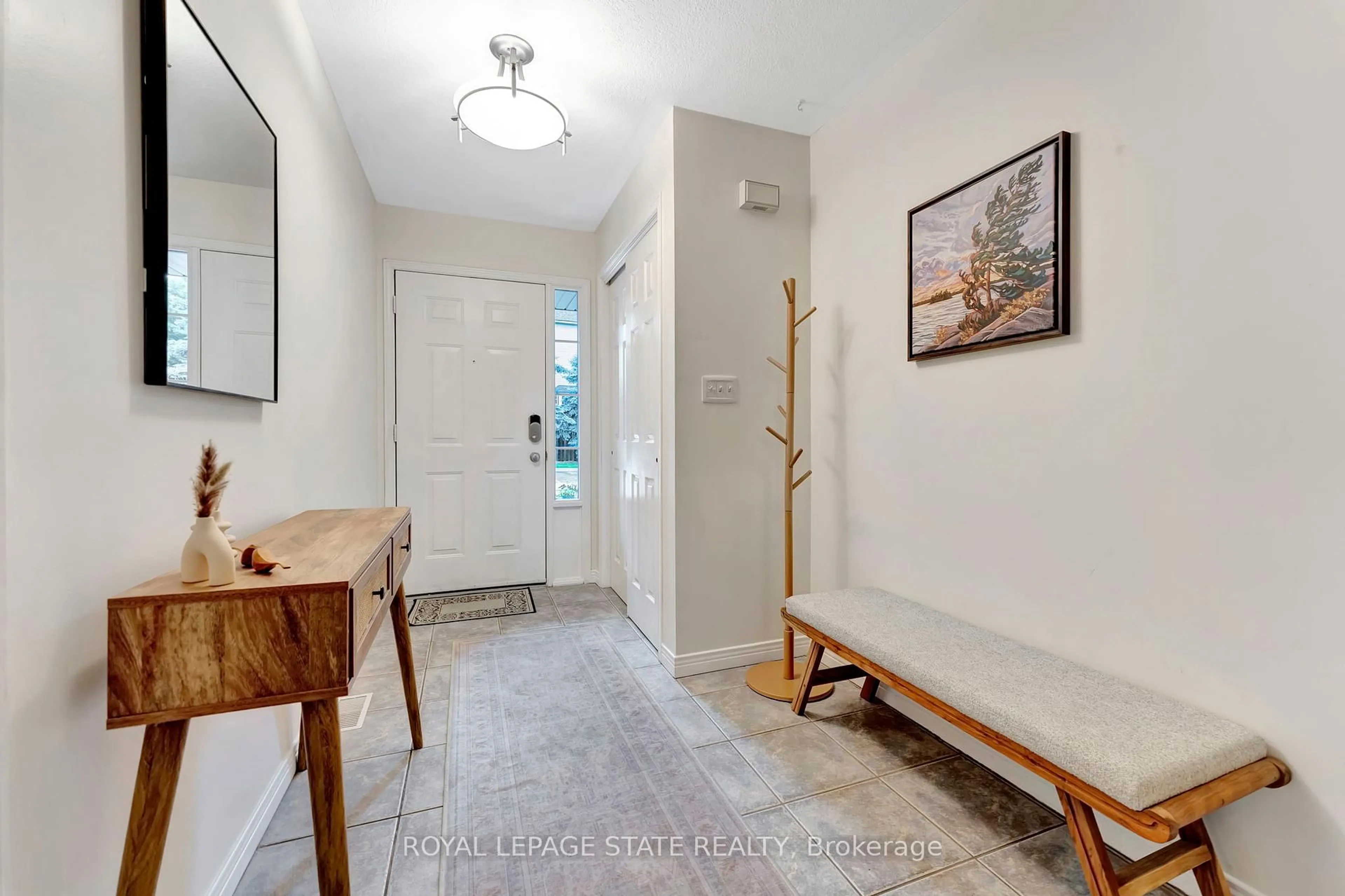 Indoor entryway for 348 Highland Rd #20, Hamilton Ontario L8J 3W5