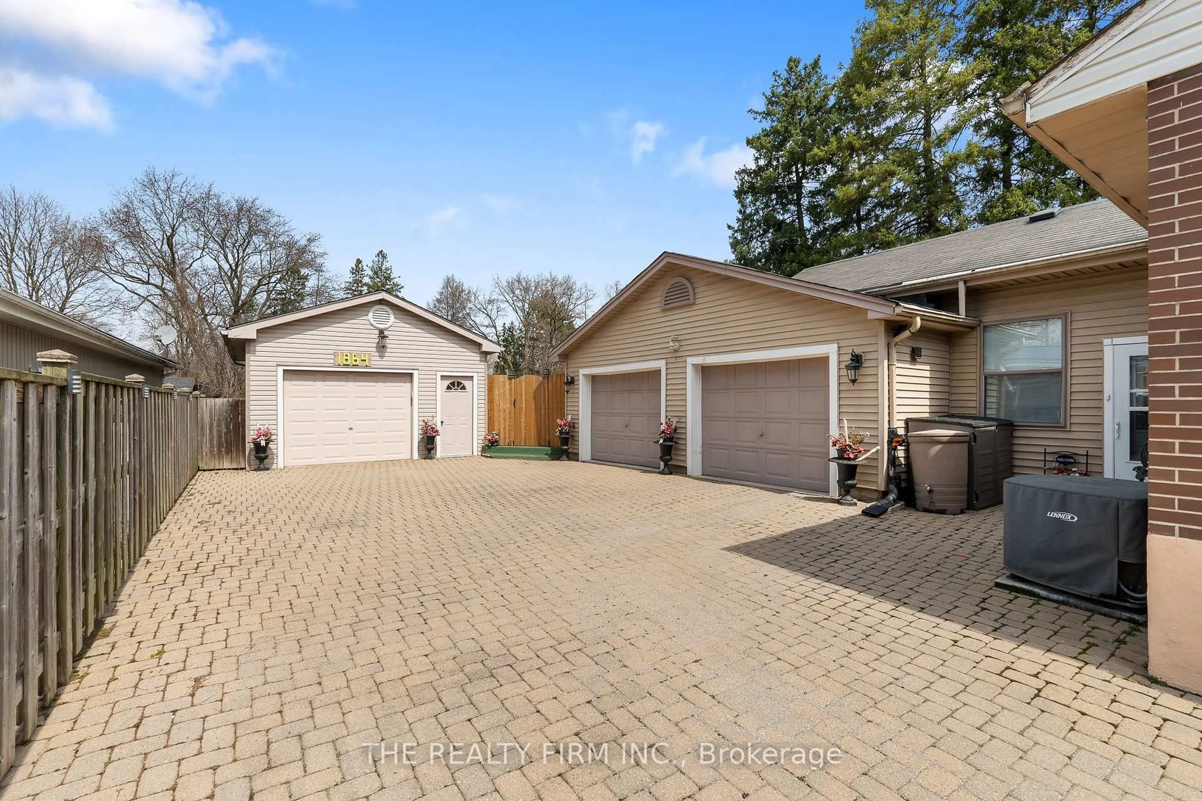 Unknown for 1864 Parkhurst Ave, London East Ontario N5V 2C3